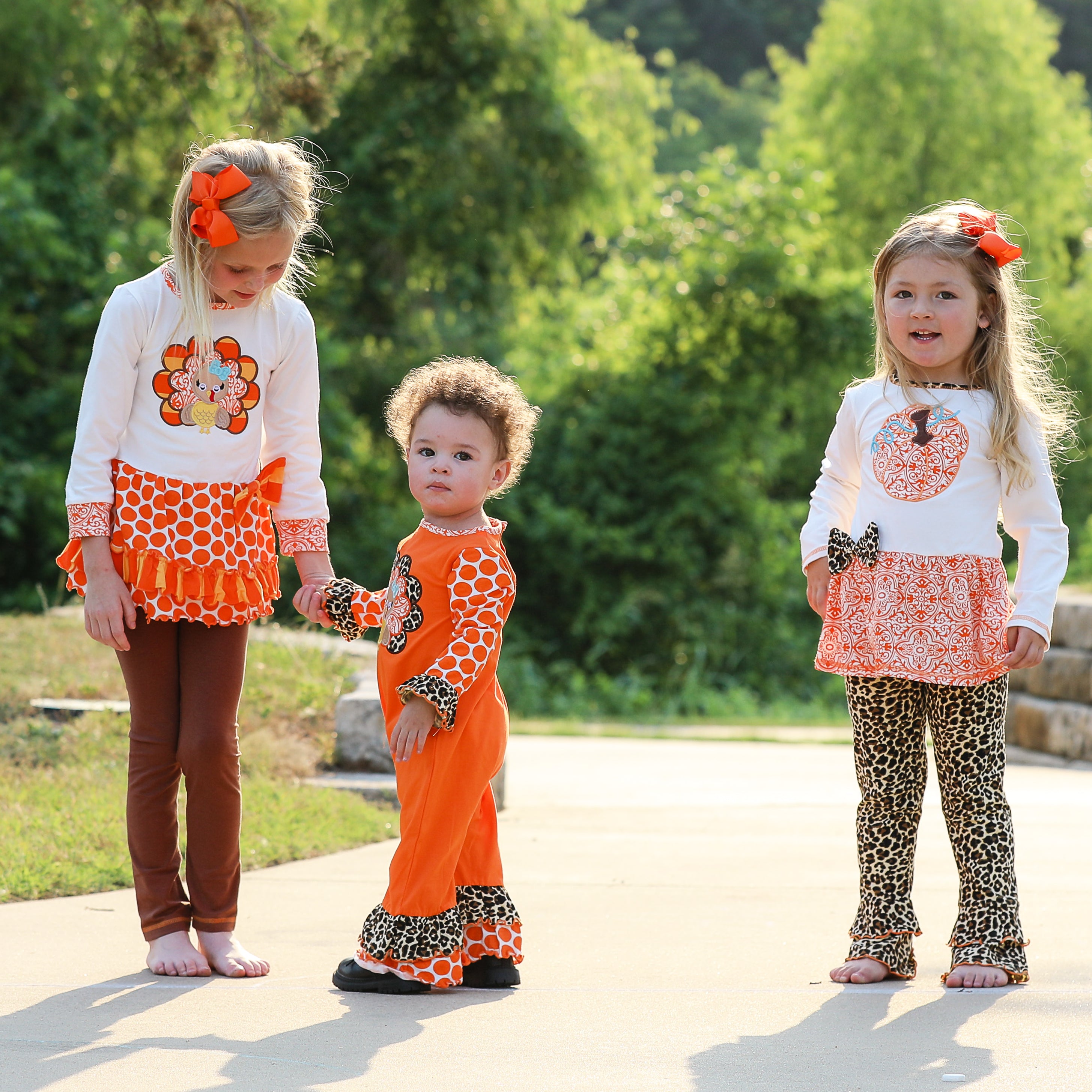 AnnLoren Girls Autumn Outfit featuring a cream tunic with pumpkin applique and leopard leggings, perfect for Thanksgiving.