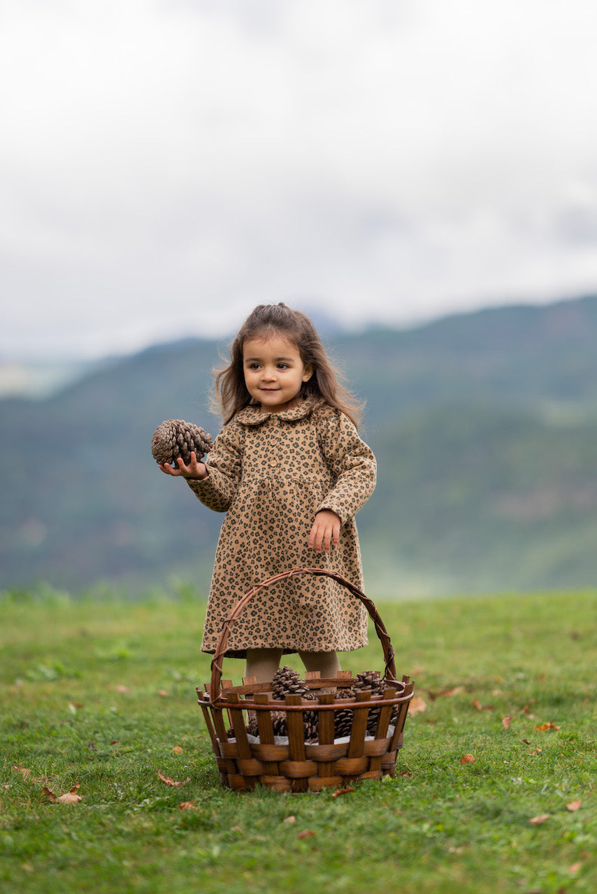 Dress Montana in camel floral print with long balloon sleeves and olive wood button closure, made from organic cotton.