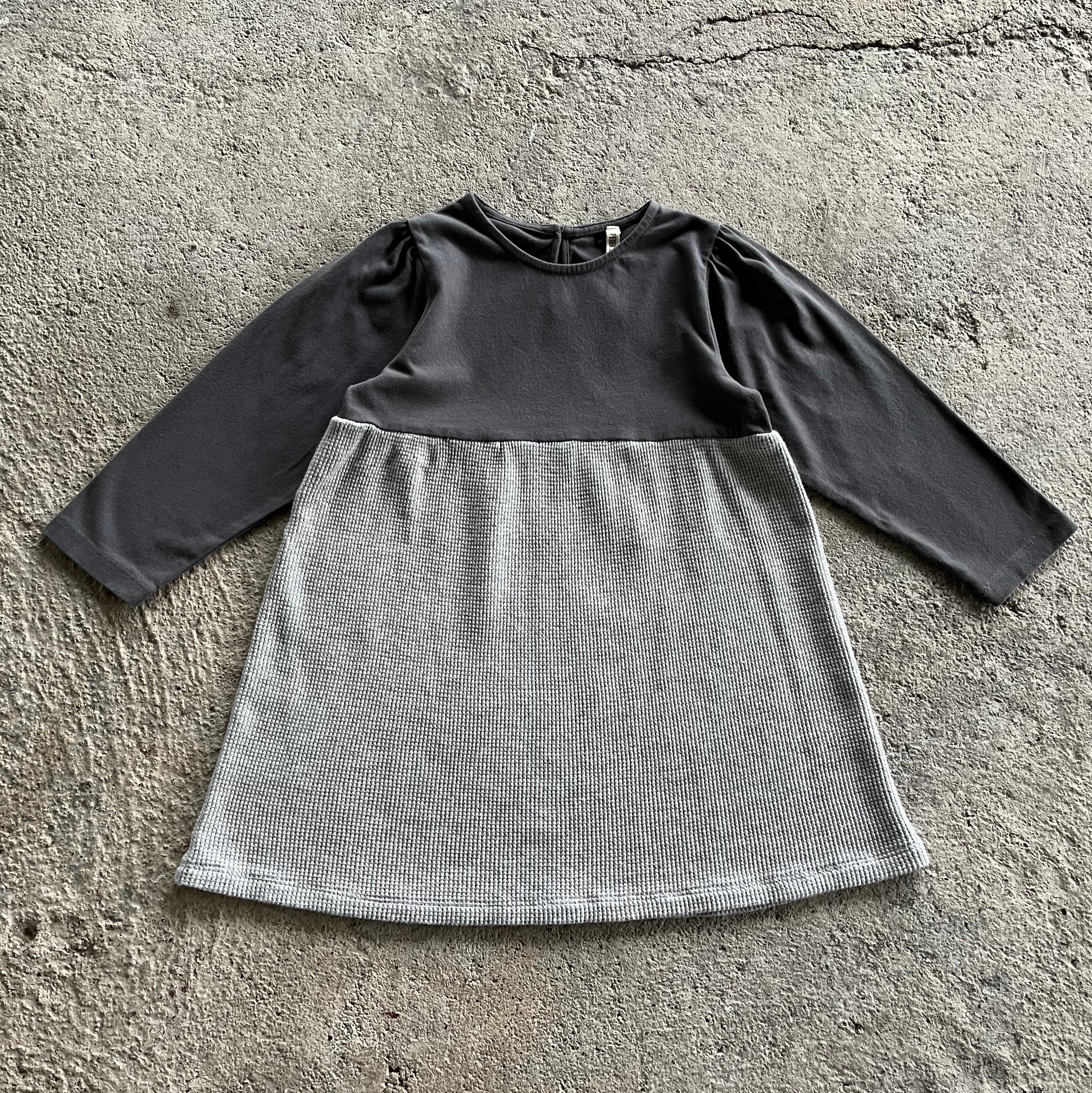 Dress Peggy Grey for baby girls featuring puff sleeves, round collar, and gathered chest, made from organic cotton.