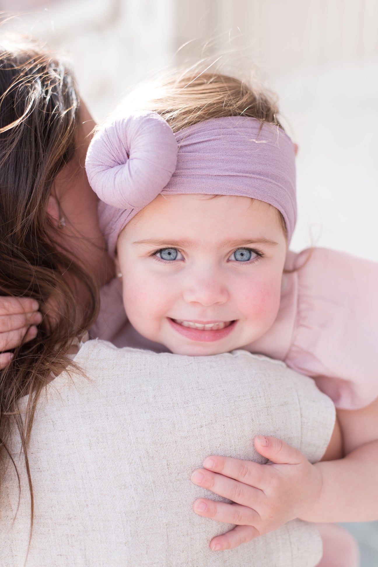 Ella headband made of soft cotton, featuring a stylish design and elastic fit, perfect for various hairstyles.