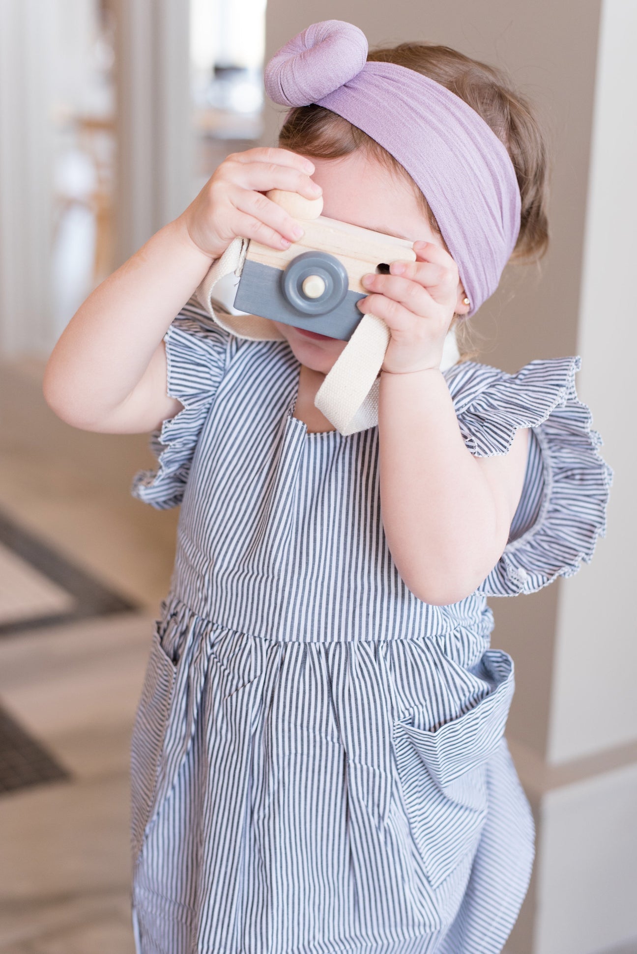 Ella headband made of soft cotton, featuring a stylish design and elastic fit, perfect for various hairstyles.