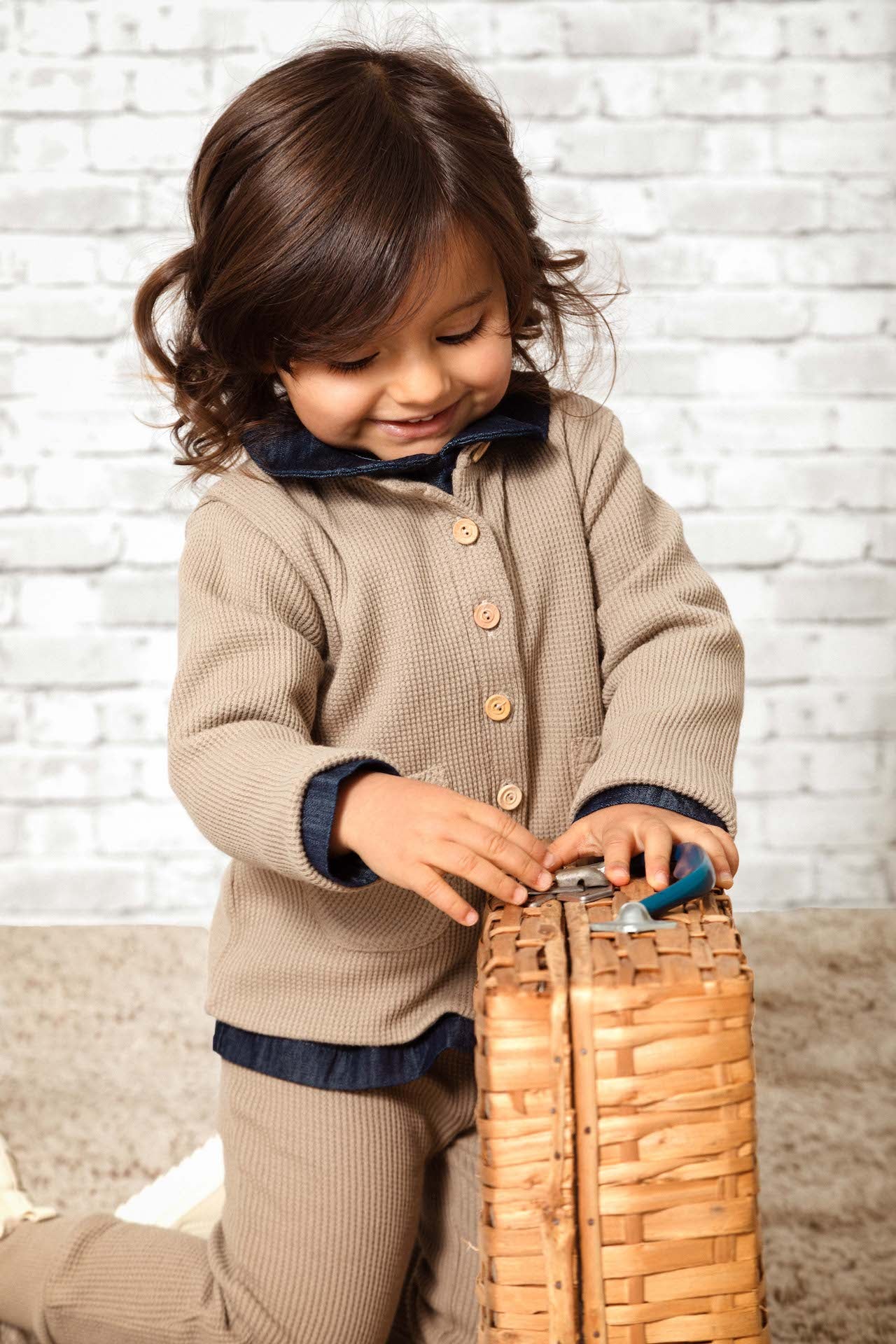 Jacket Mary Coffee for baby girls, featuring olive wooden buttons and front pockets, made from 100% organic cotton.