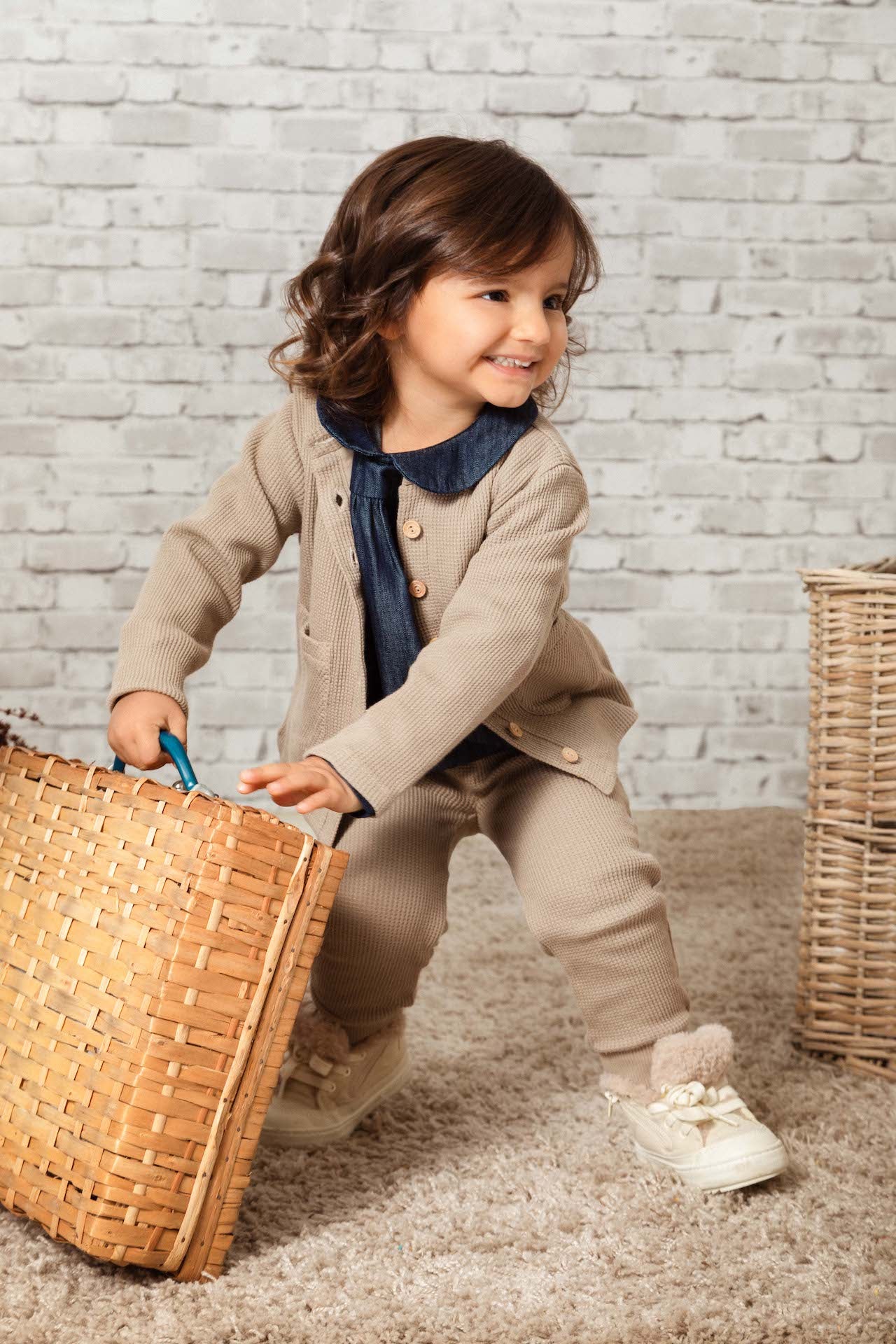 Jacket Mary Coffee for baby girls, featuring olive wooden buttons and front pockets, made from 100% organic cotton.