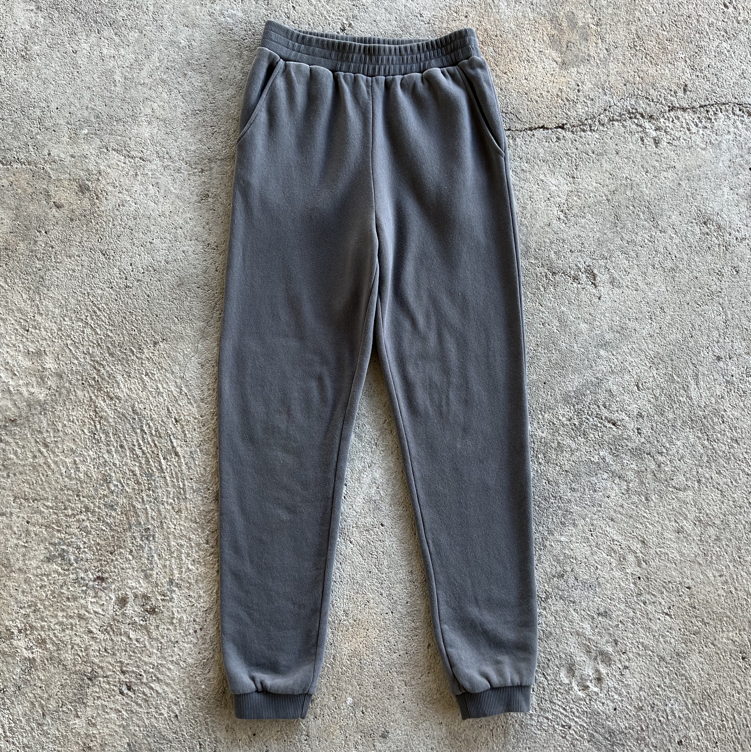 Pants Eddy in Midnight Grey, made from soft organic cotton fleece, featuring an elasticised waist and side pockets for a casual fit.