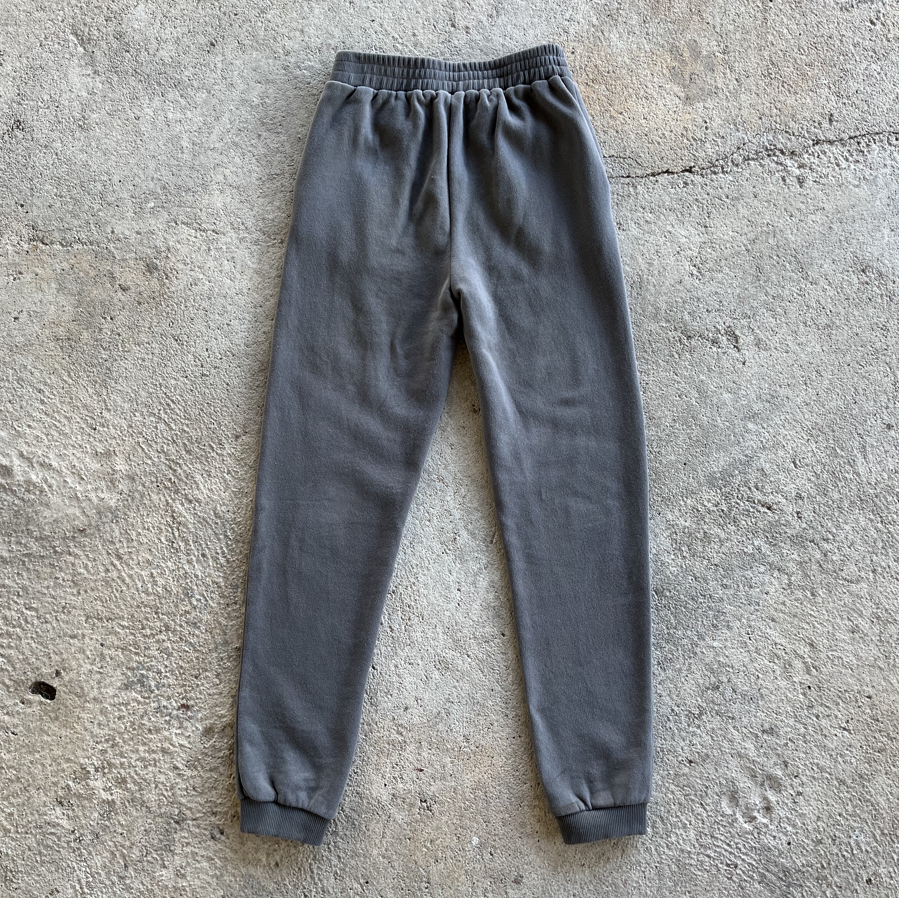 Pants Eddy in Midnight Grey, made from soft organic cotton fleece, featuring an elasticised waist and side pockets for a casual fit.