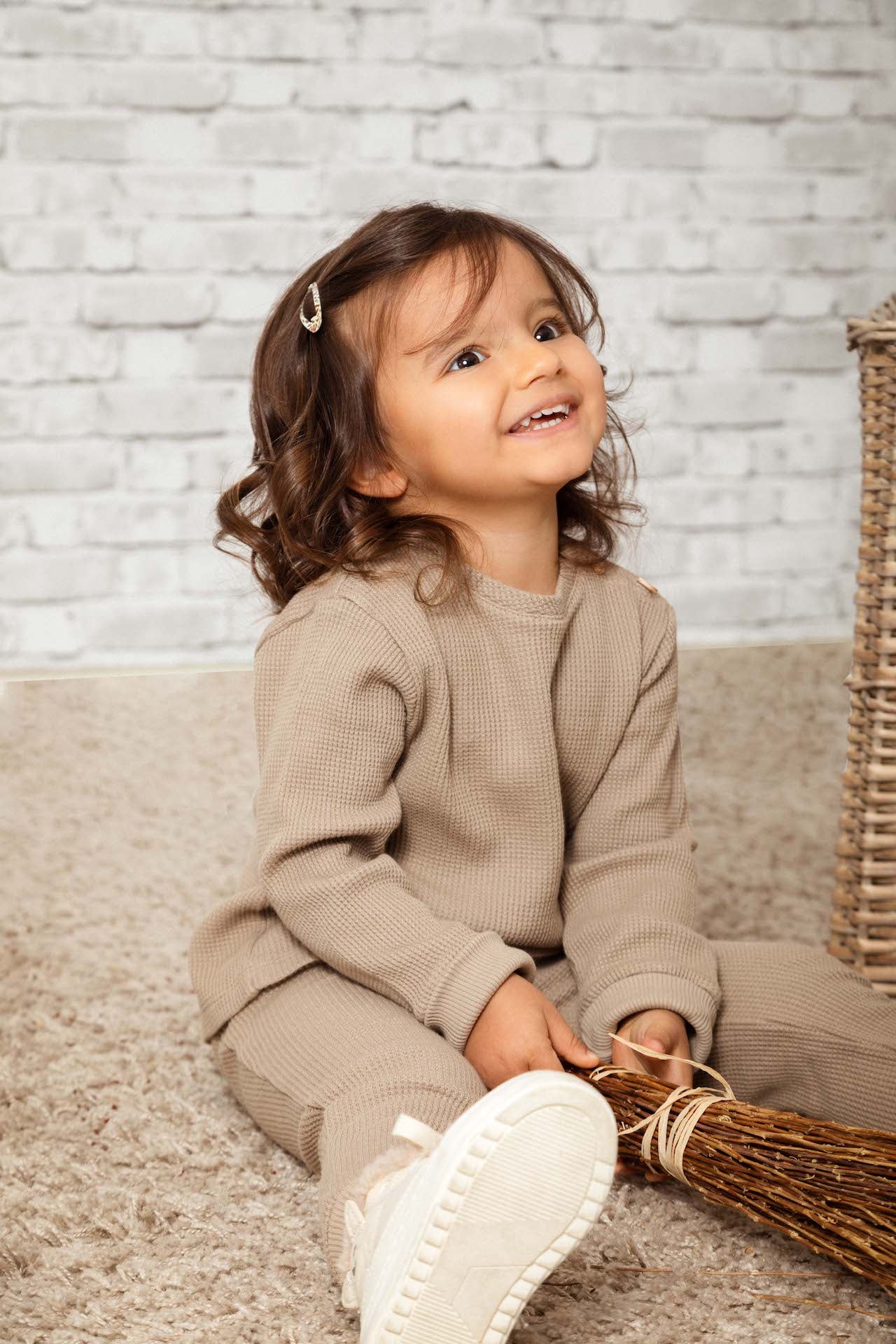 Pulli Jasmine Blue long-sleeve shirt for baby girls featuring olive wooden buttons and ribbed cuffs, made from organic honey comb cotton.