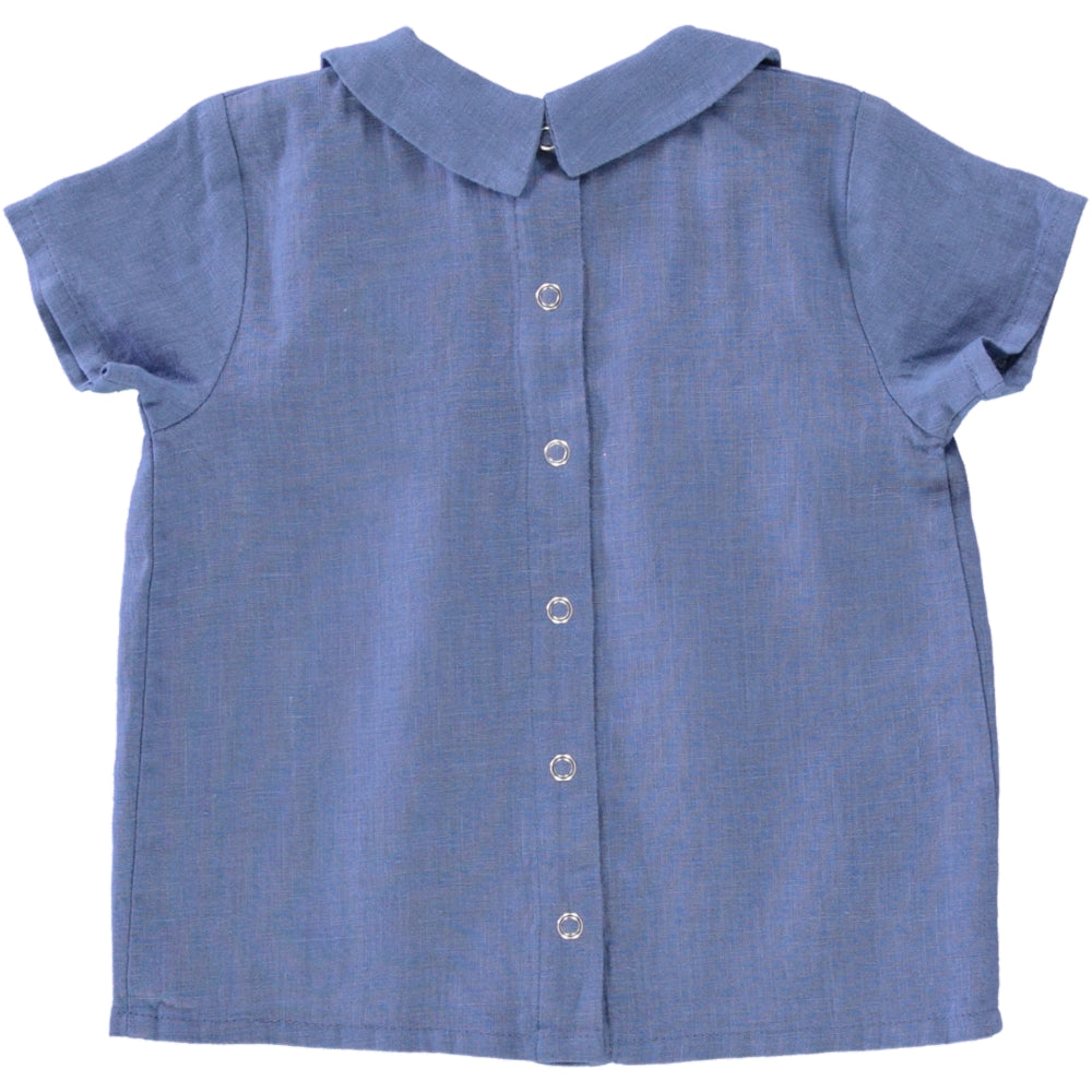 Shirt Papillon Celeste featuring a round collar, gathering on the chest, and snaps on the back in Rose and Blue Celeste colors.