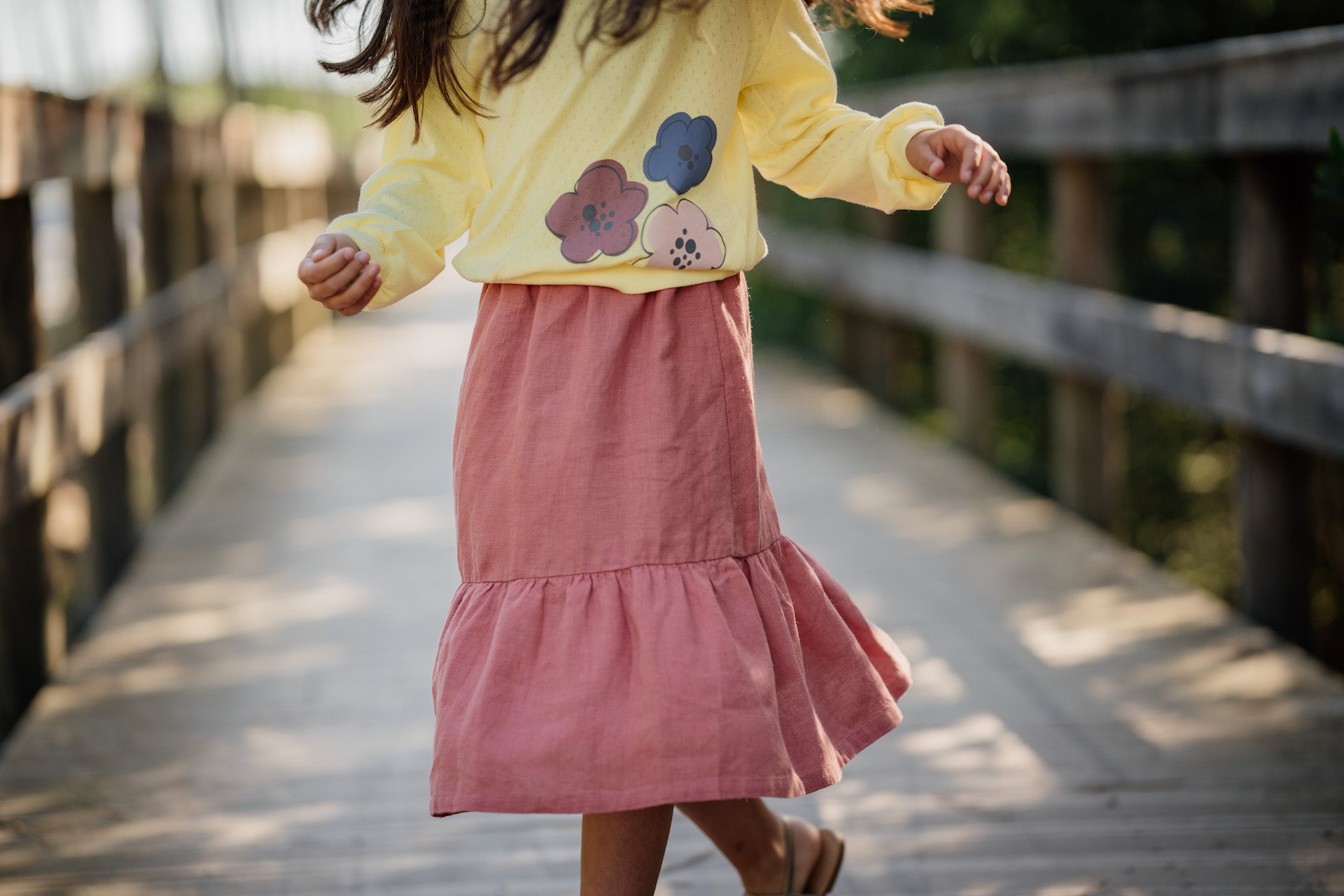 A stylish Skirt Tulip Rose made from 100% linen, featuring an elasticised waist and side pockets, displayed in rose color.