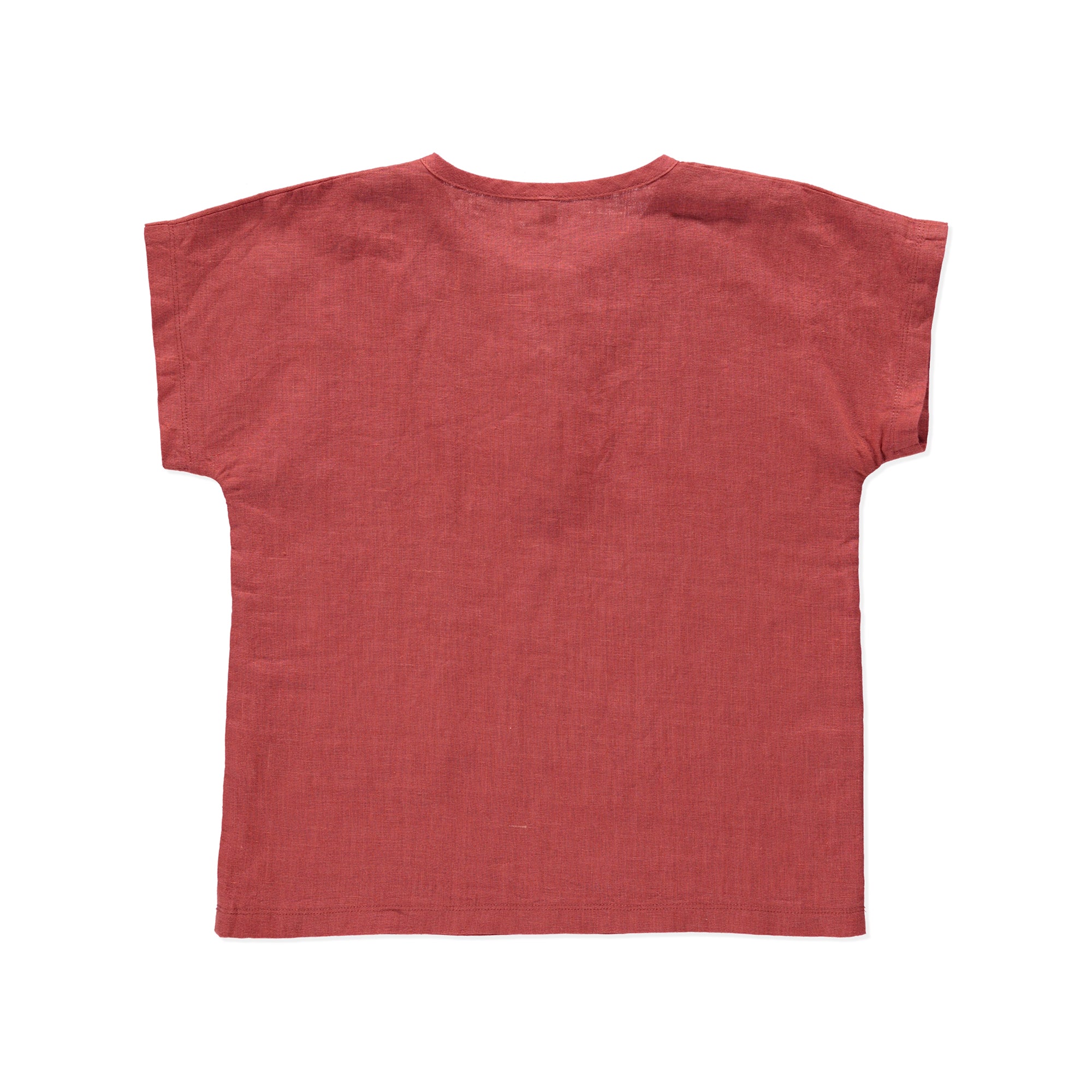 A casual boxy top in terracotta color made from 100% linen, featuring olive wood buttons at the front.