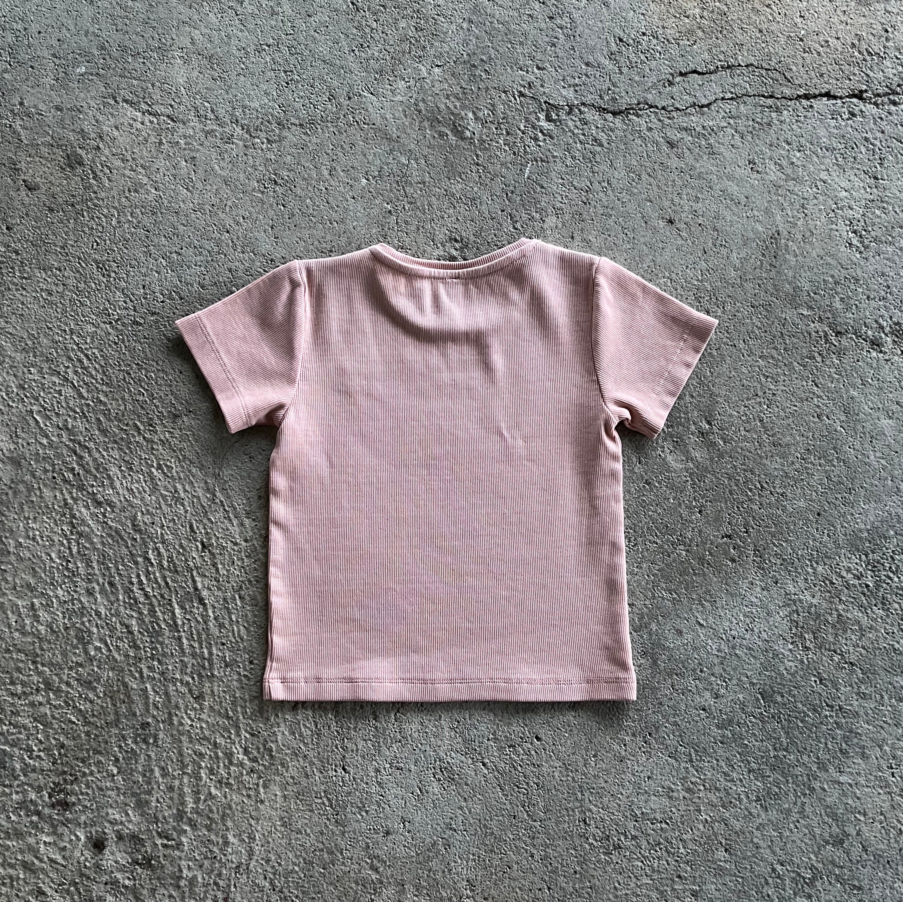 T-Shirt Louise Pink made from organic cotton, featuring a soft ribbed texture and elasticised waist, perfect for babies and toddlers.