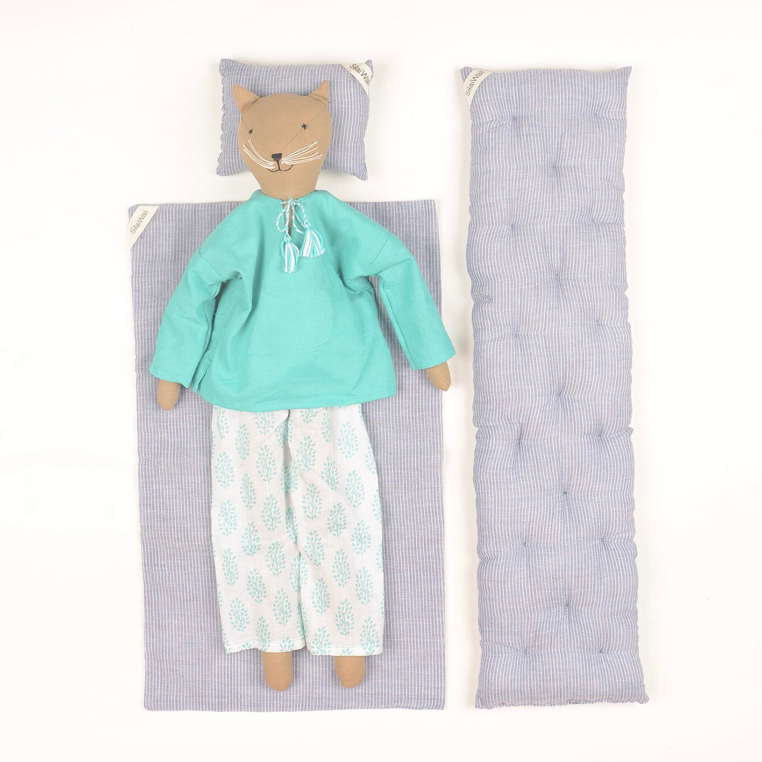 Caramel Mini — The Cat, a handcrafted doll made from sustainable materials, featuring cotton body, woollen hair, and cozy bedding in a foldable box.