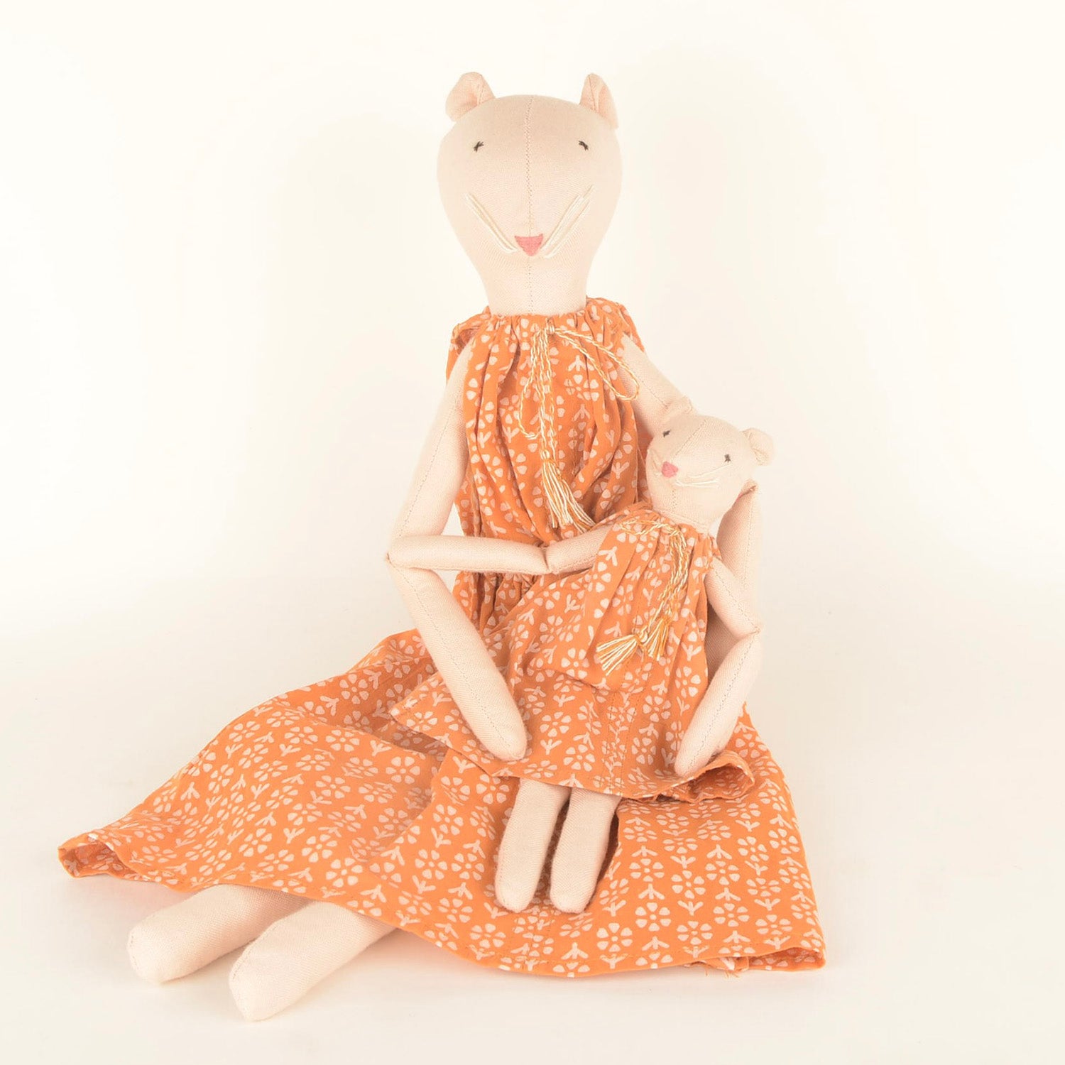 Isla Mom&Mini — The Mouse, handcrafted dolls made from waste fabric, showcasing a mother mouse and her baby in a charming design.