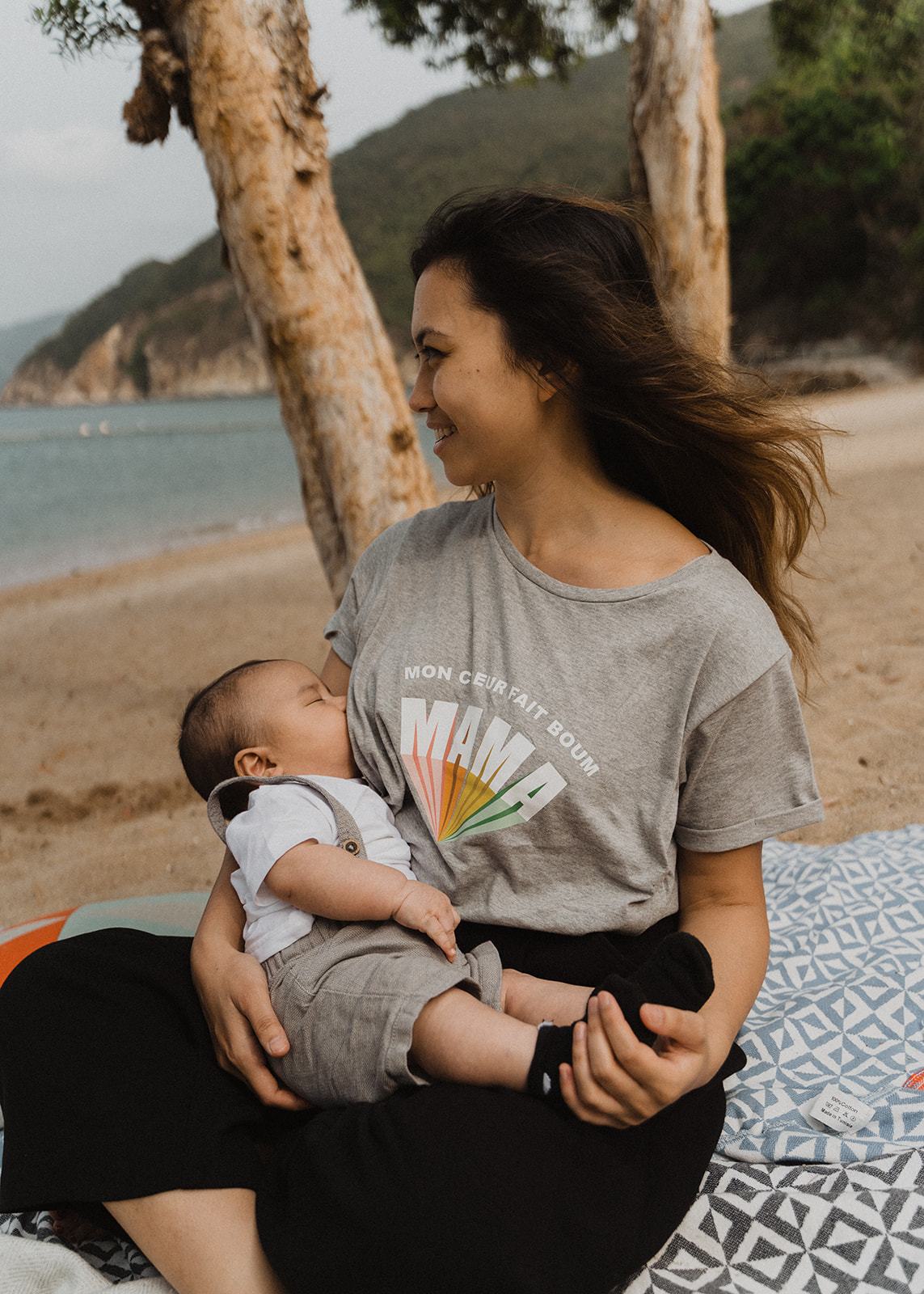 Mon Coeur Fait Boum breastfeeding t-shirt in heather grey with eco-friendly rainbow print, featuring lateral openings for breastfeeding.