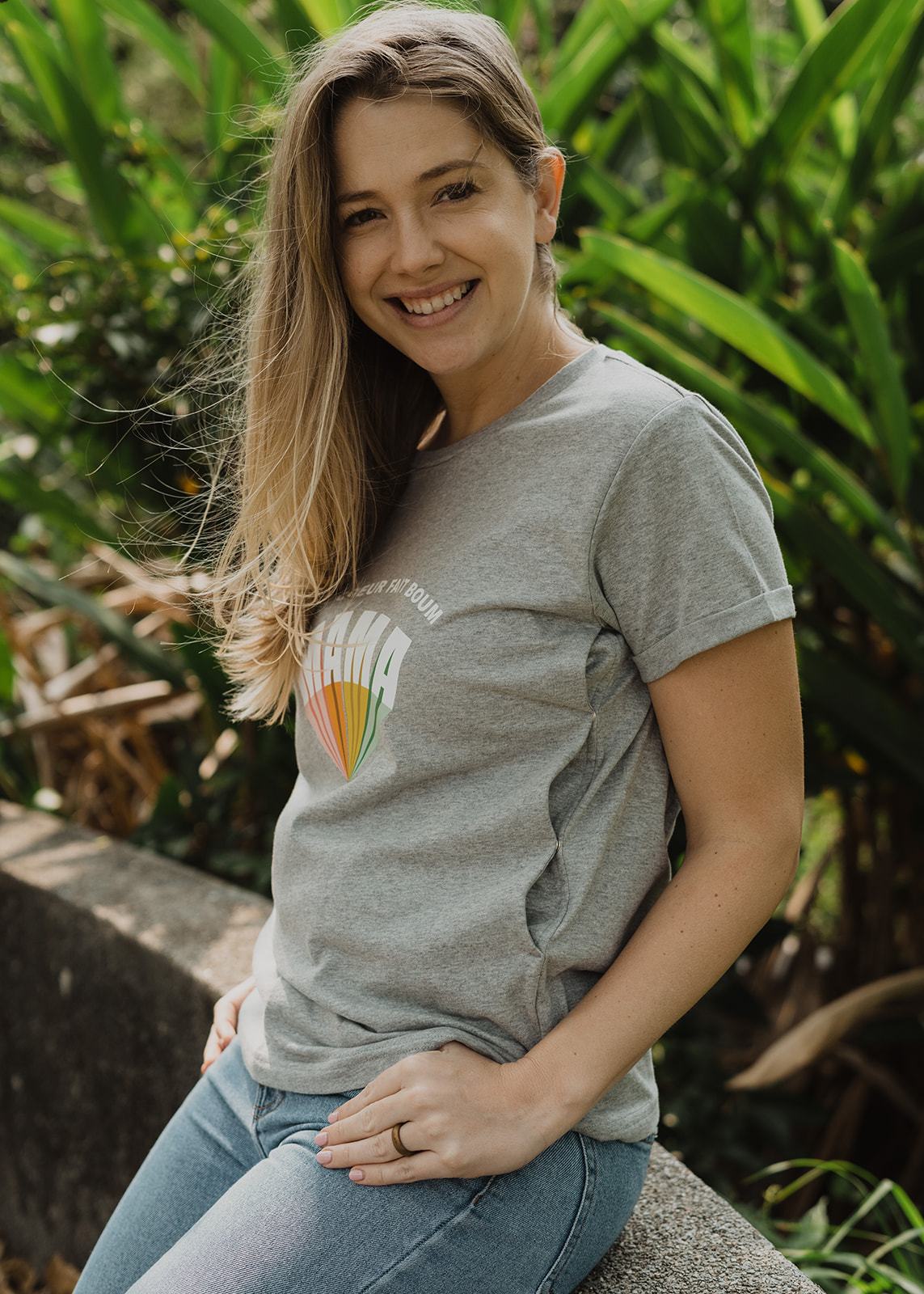 Mon Coeur Fait Boum breastfeeding t-shirt in heather grey with eco-friendly rainbow print, featuring lateral openings for breastfeeding.