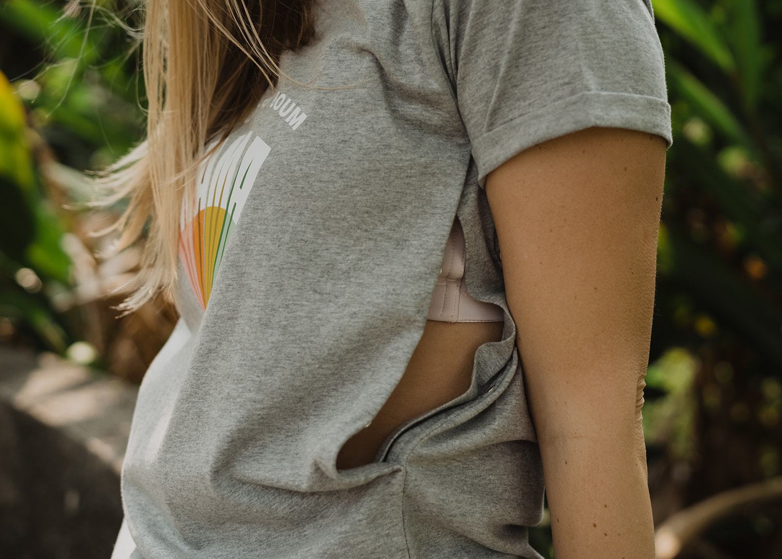 Mon Coeur Fait Boum breastfeeding t-shirt in heather grey with eco-friendly rainbow print, featuring lateral openings for breastfeeding.