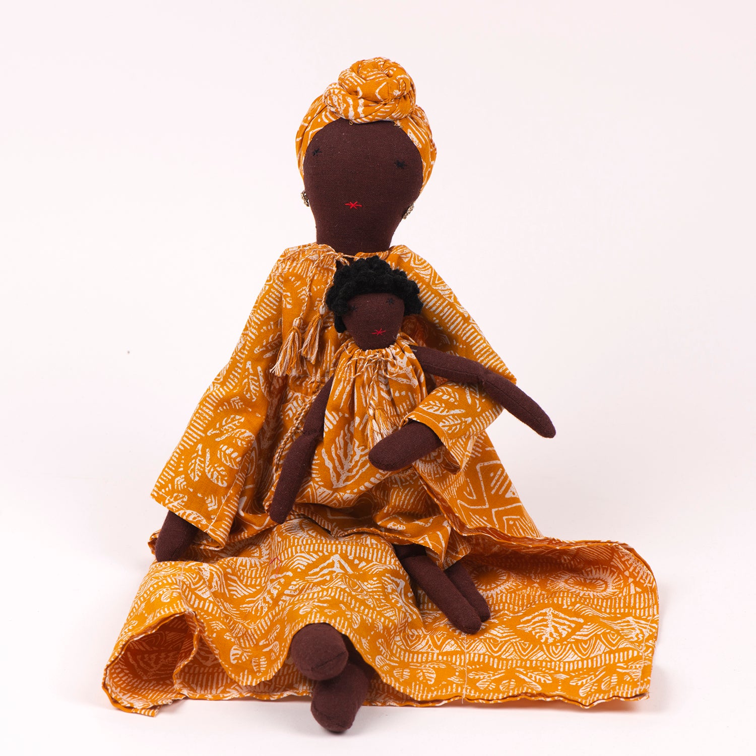 Soumba Mom&Mini dolls showcasing diversity, handcrafted by Afghan women refugees, featuring vibrant colors and unique designs.