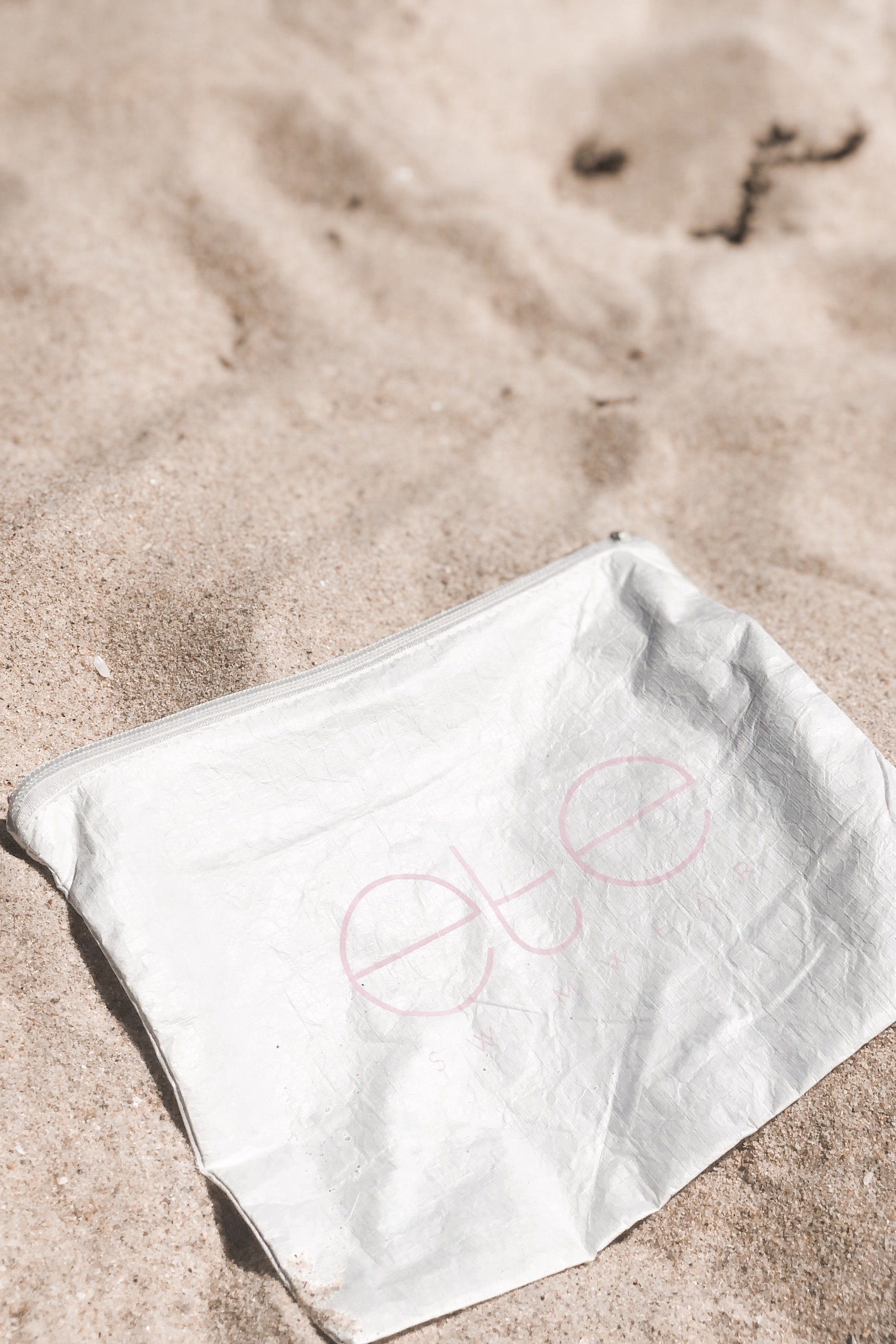 Ete Swimwear Splash-Proof Beach Bag in light pink, showcasing its stylish design and zip closure.