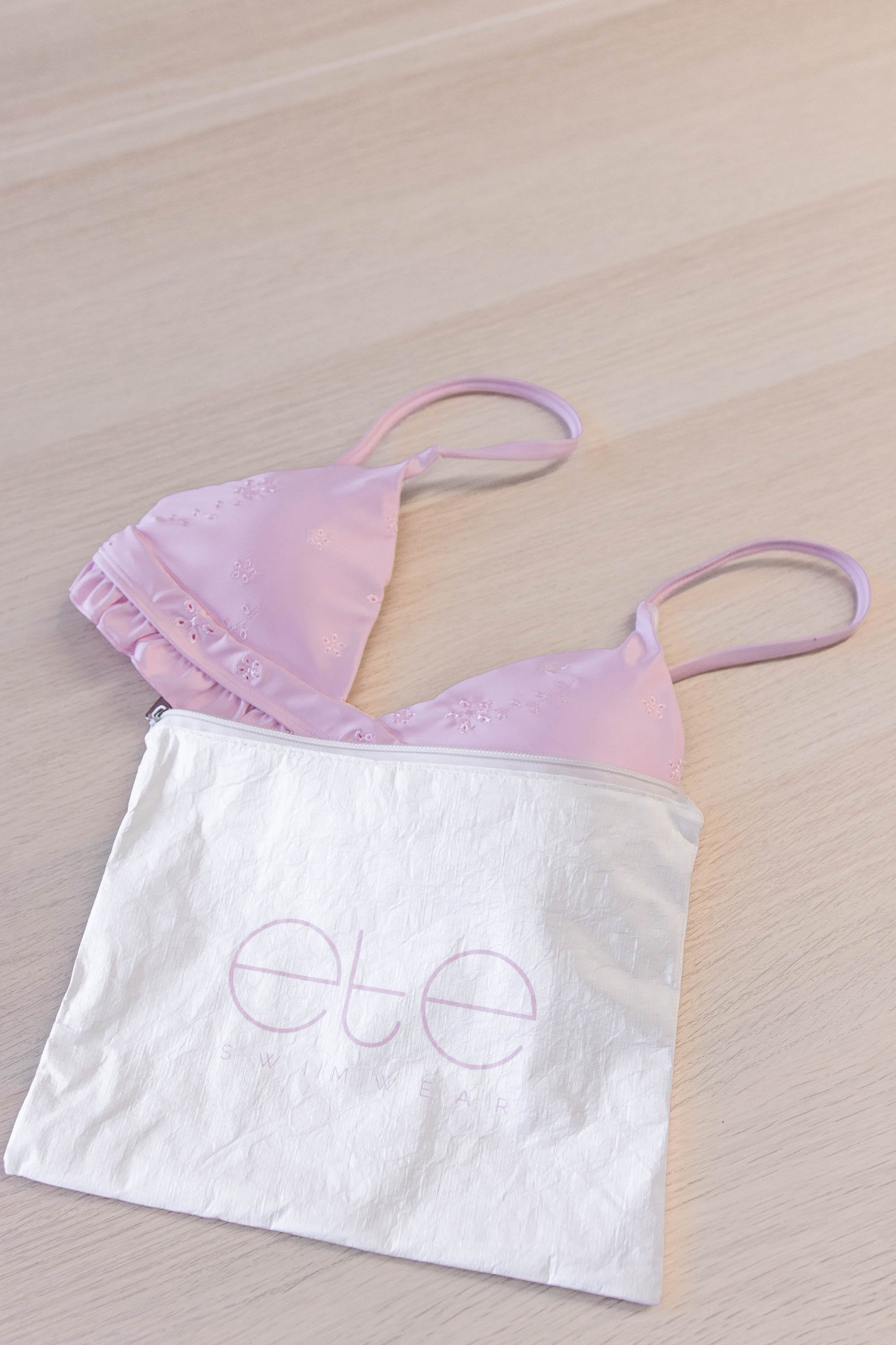 Ete Swimwear Splash-Proof Beach Bag in light pink, showcasing its stylish design and zip closure.