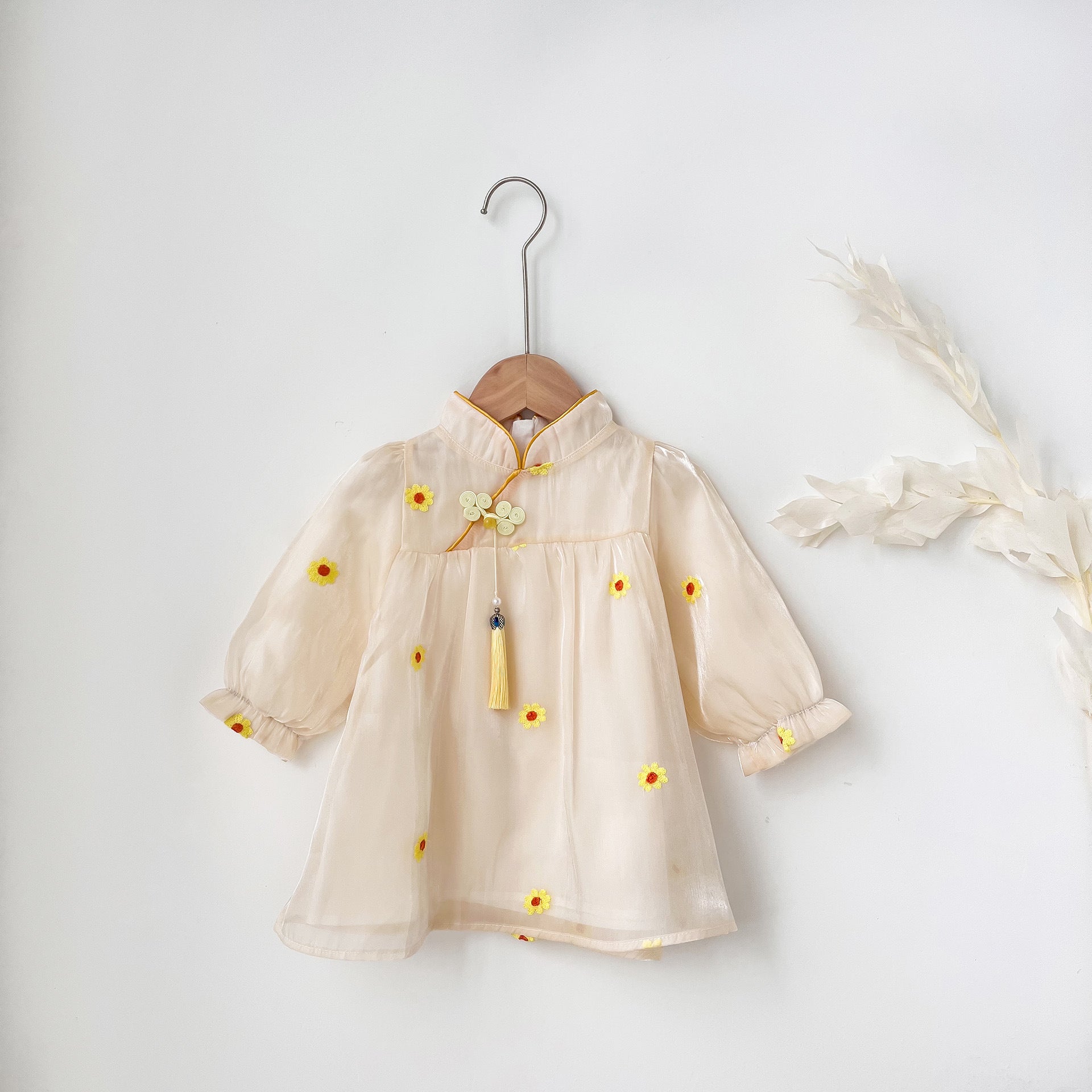 A stylish long-sleeve top for girls featuring a daisy flower pattern and stand collar, perfect for autumn and spring wear.