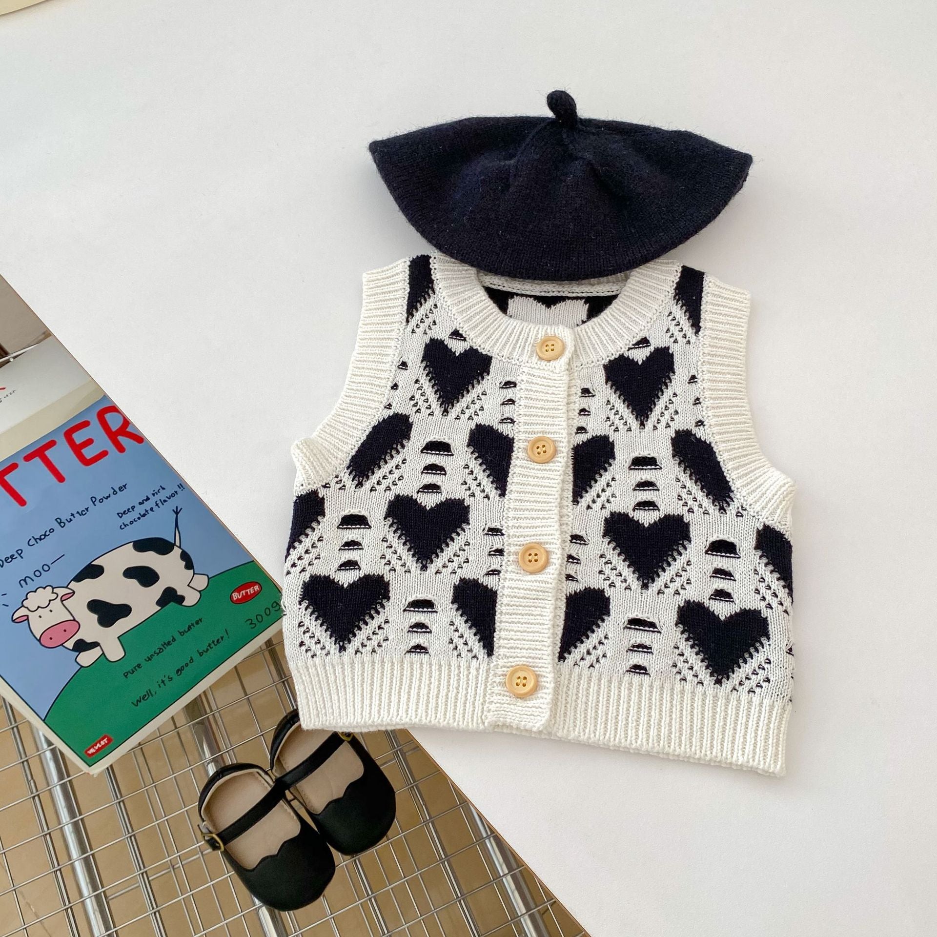 Autumn Heart Style Sleeveless Knitwear Cardigan in black and red, featuring a heart pattern, perfect for babies.