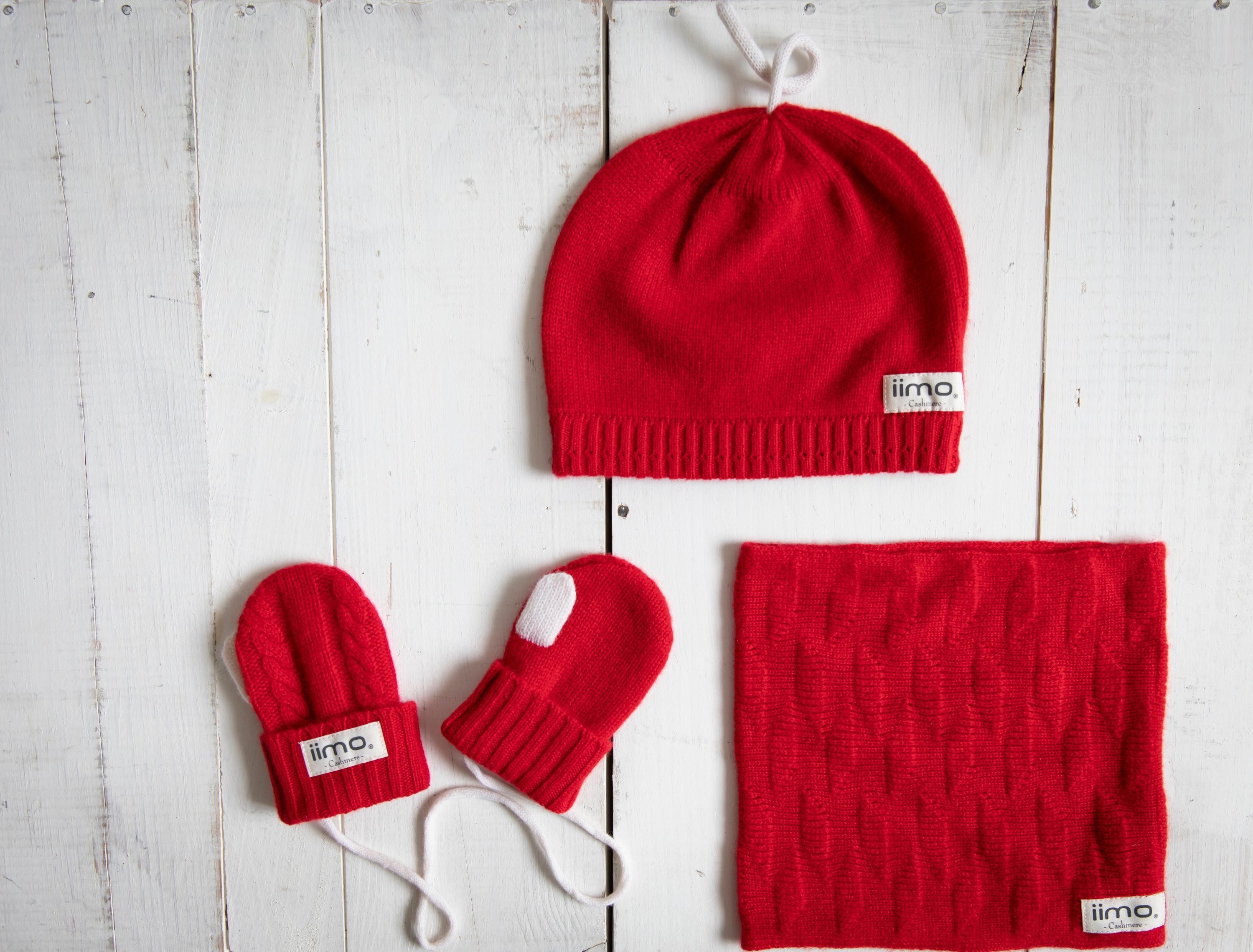 iimo Cashmere Collection featuring a scarf, hat, and gloves in soft 100% cashmere, perfect for toddlers.