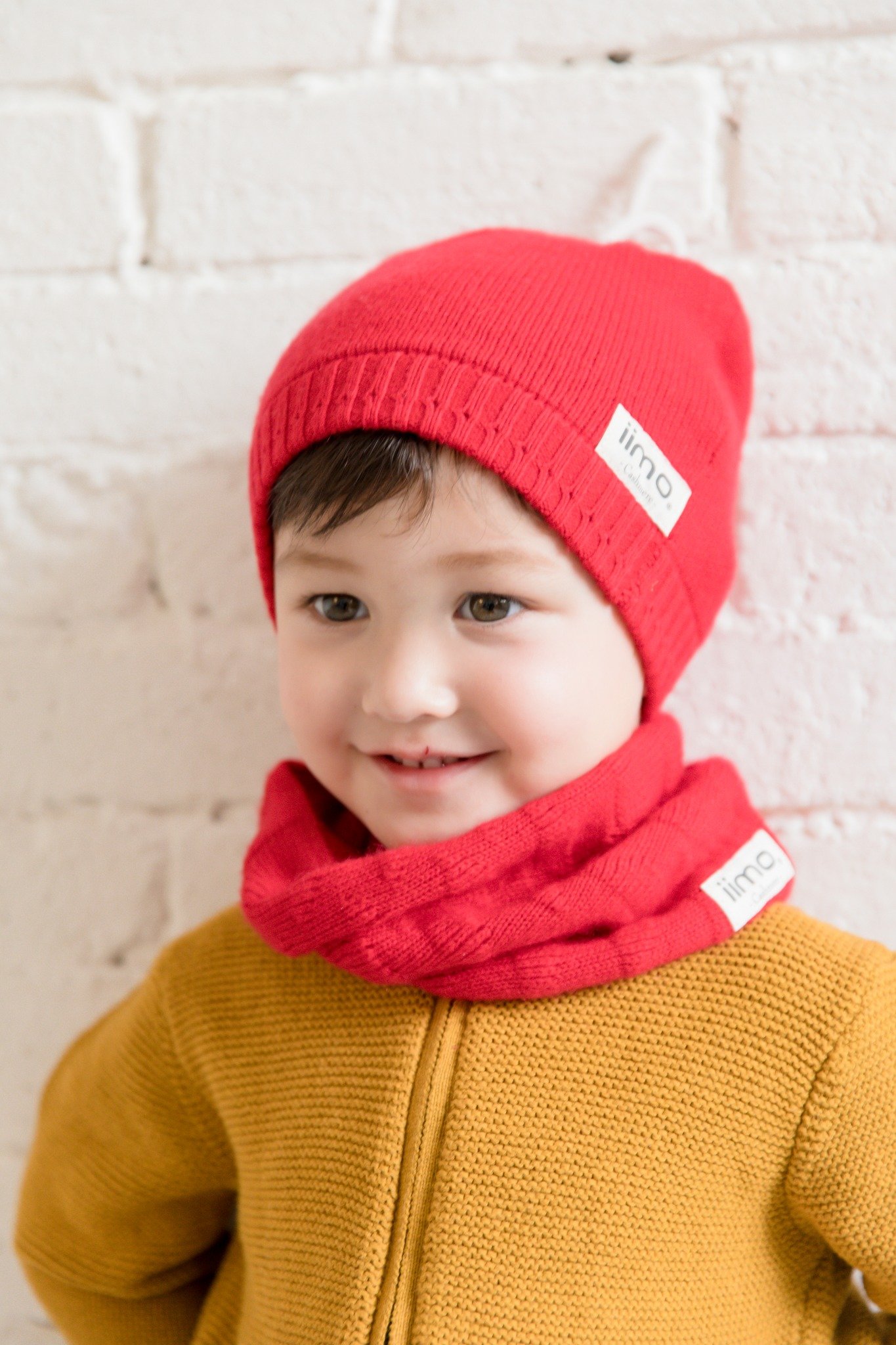 iimo Cashmere Collection featuring a scarf, hat, and gloves in soft 100% cashmere, perfect for toddlers.