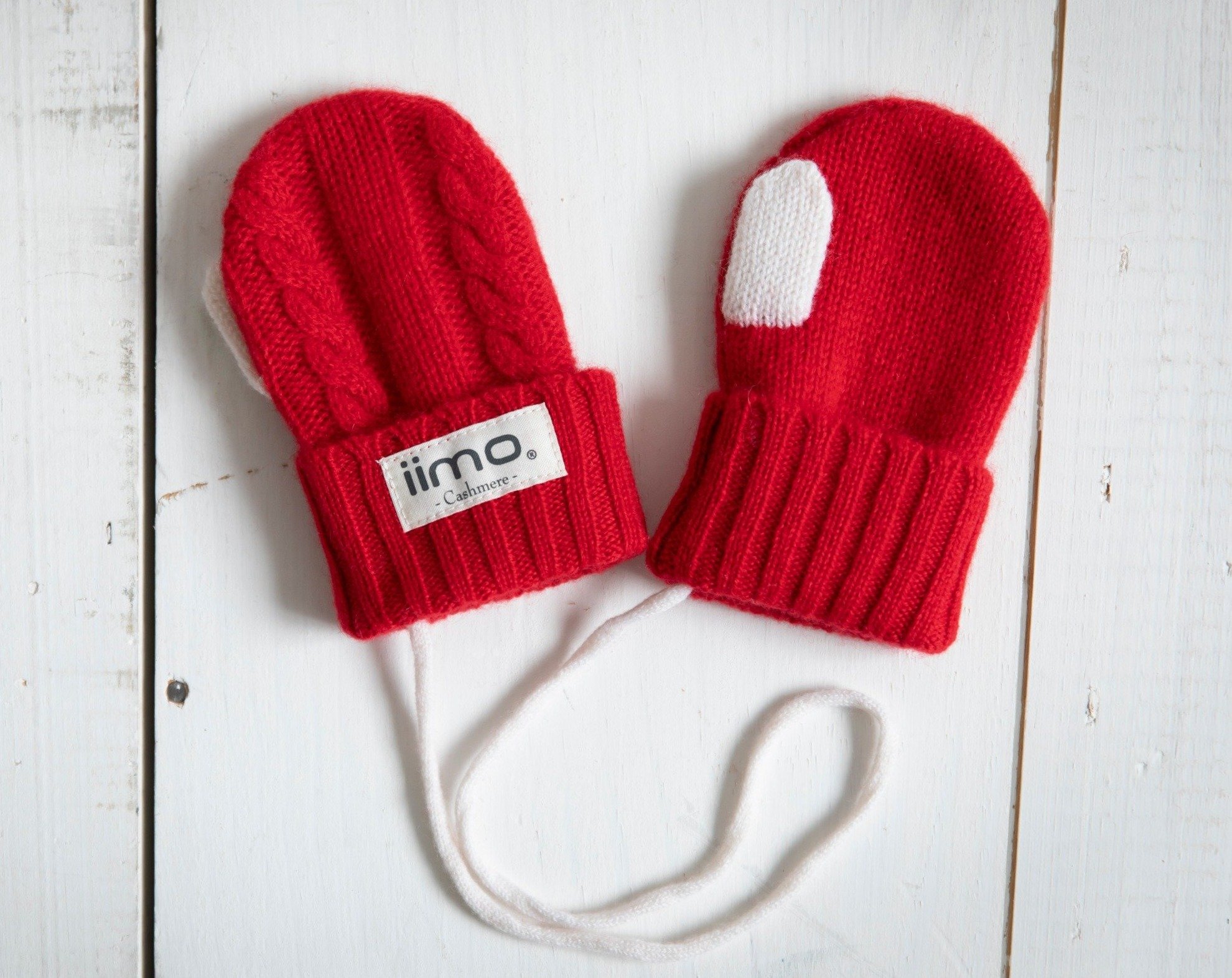 iimo Cashmere Collection featuring a scarf, hat, and gloves in soft 100% cashmere, perfect for toddlers.