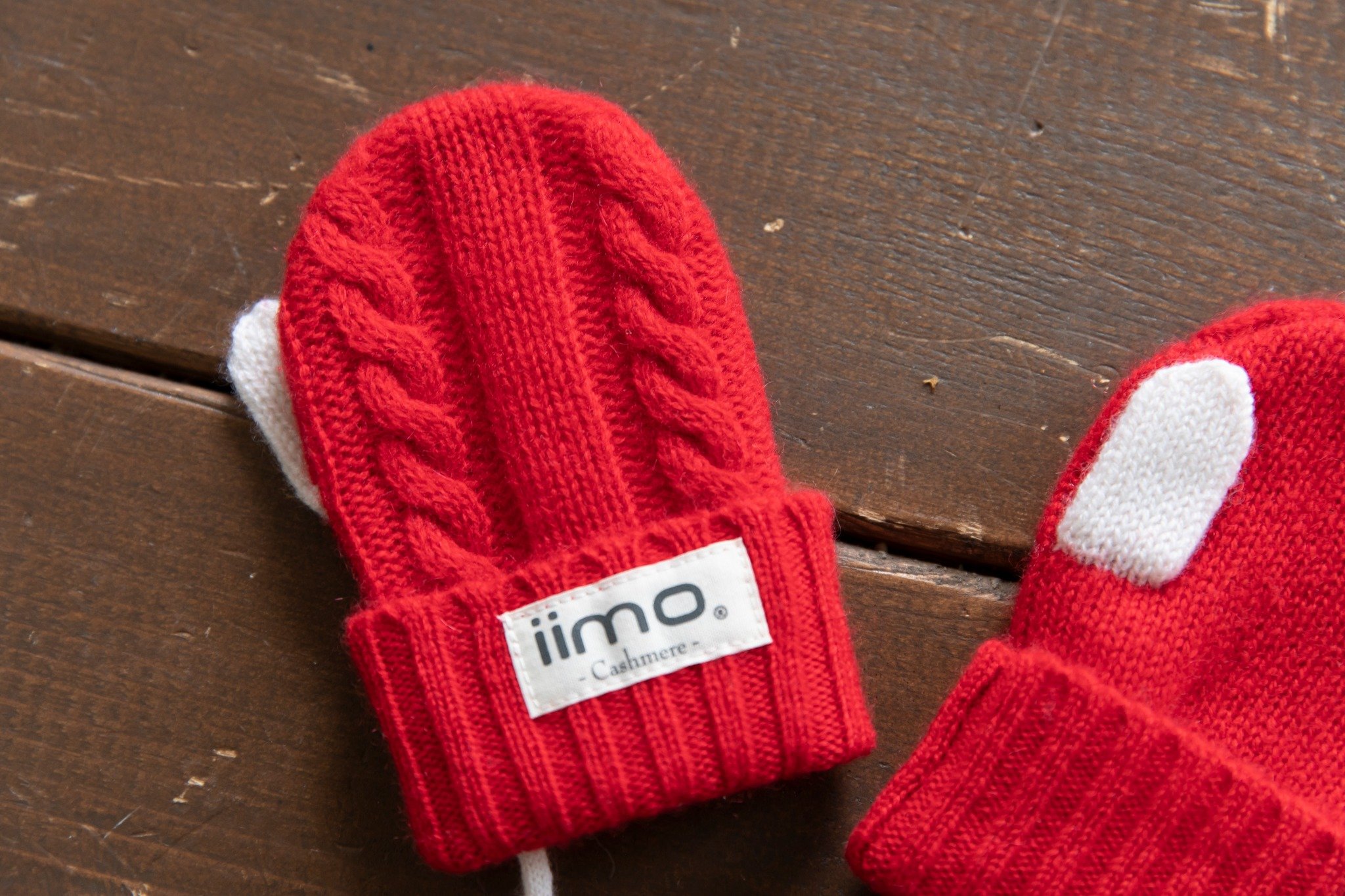 iimo Cashmere Collection featuring a scarf, hat, and gloves in soft 100% cashmere, perfect for toddlers.