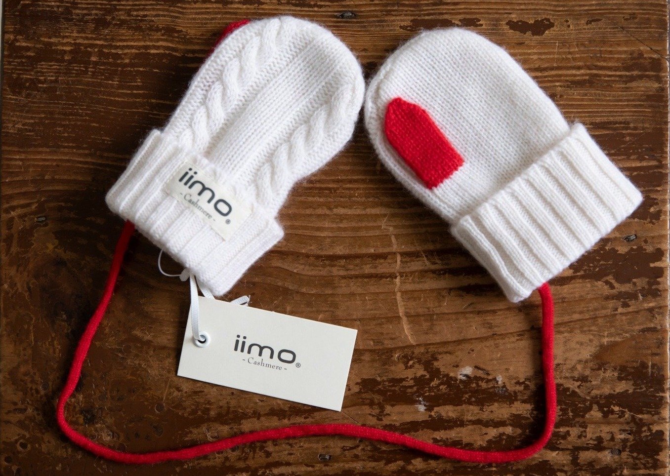 iimo Cashmere Collection featuring a scarf, hat, and gloves in soft 100% cashmere, perfect for toddlers.