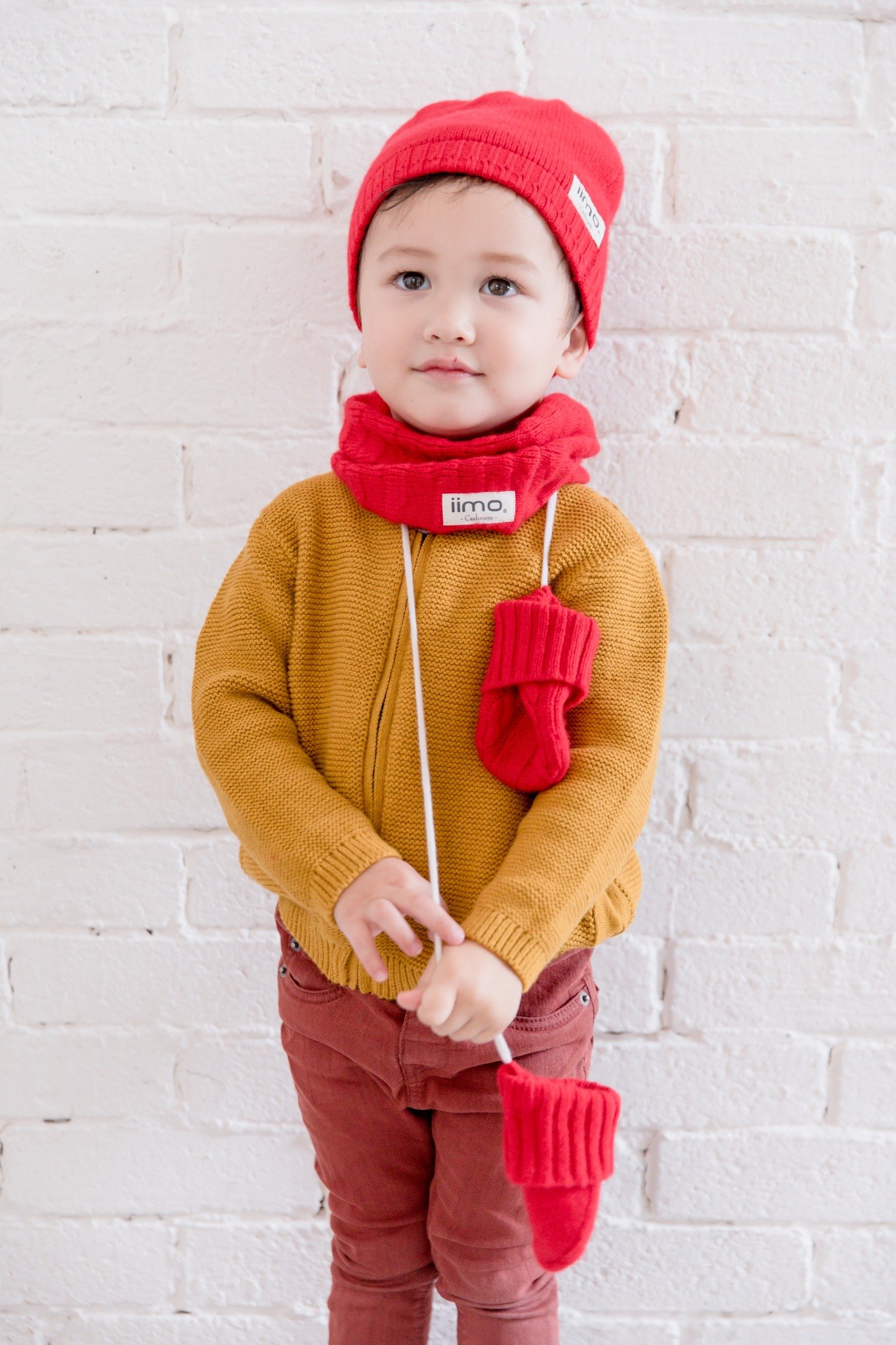 iimo Cashmere Collection featuring a scarf, hat, and gloves in soft 100% cashmere, perfect for toddlers.