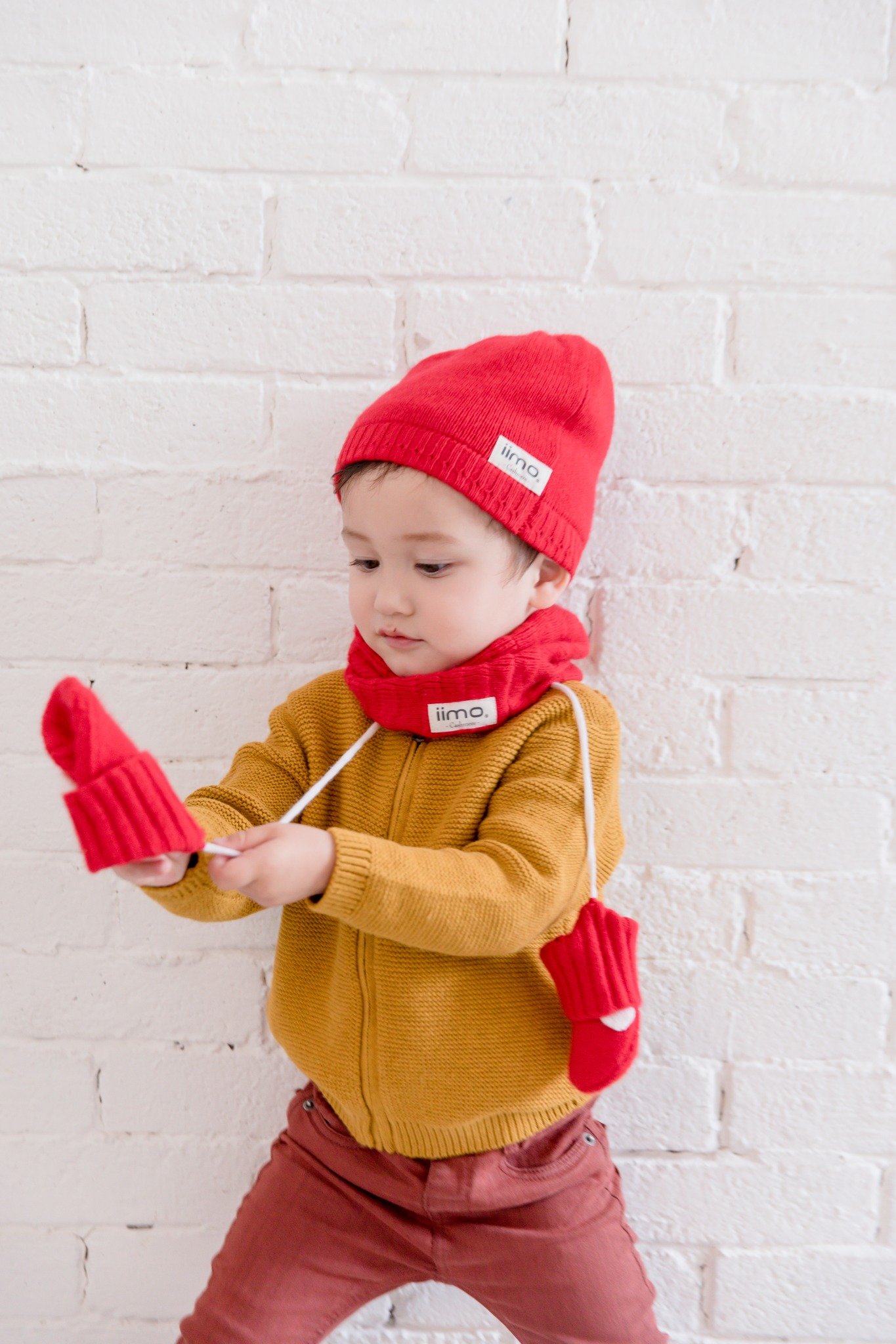 iimo Cashmere Collection featuring a scarf, hat, and gloves in soft 100% cashmere, perfect for toddlers.