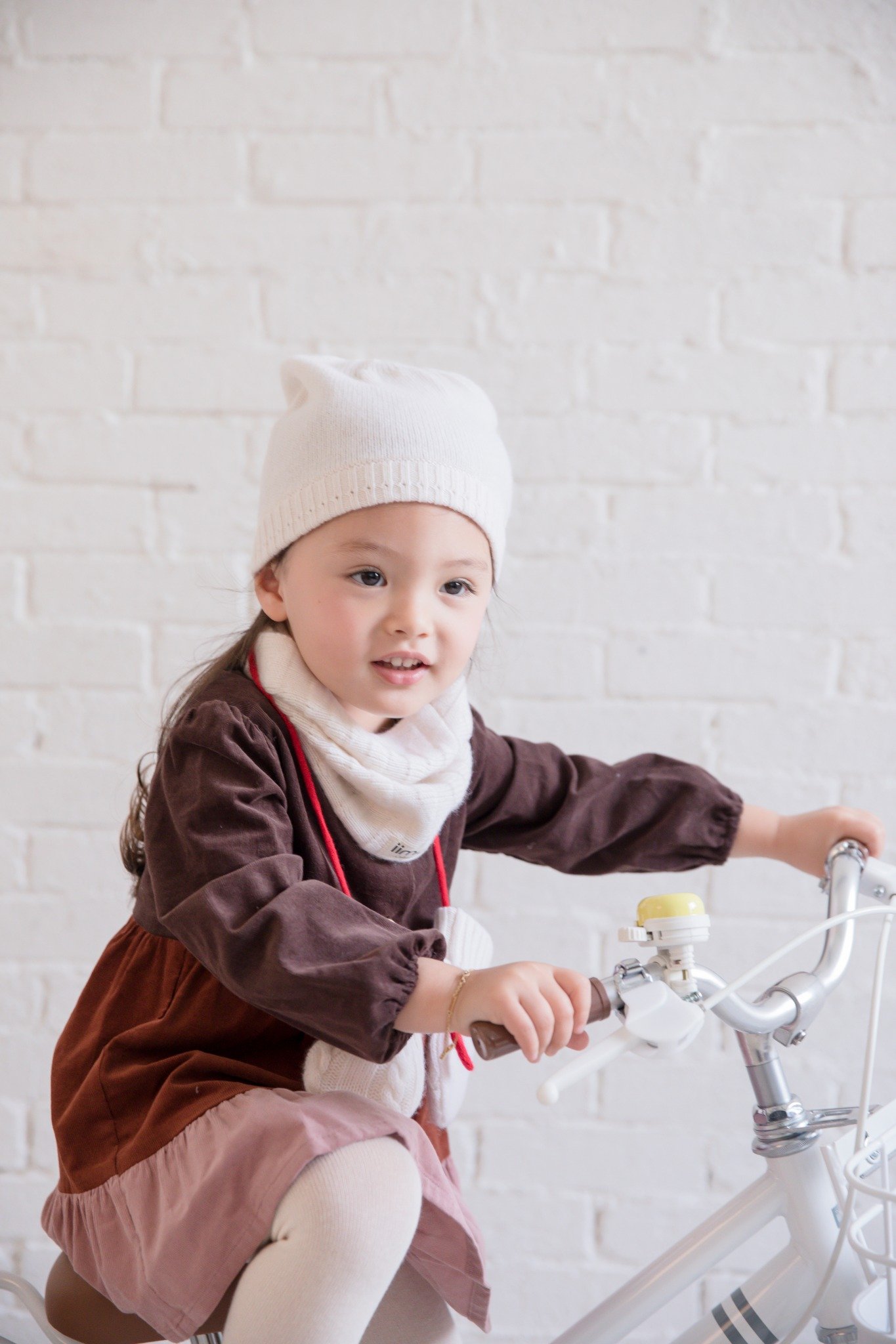 iimo Cashmere Collection featuring a scarf, hat, and gloves in soft 100% cashmere, perfect for toddlers.