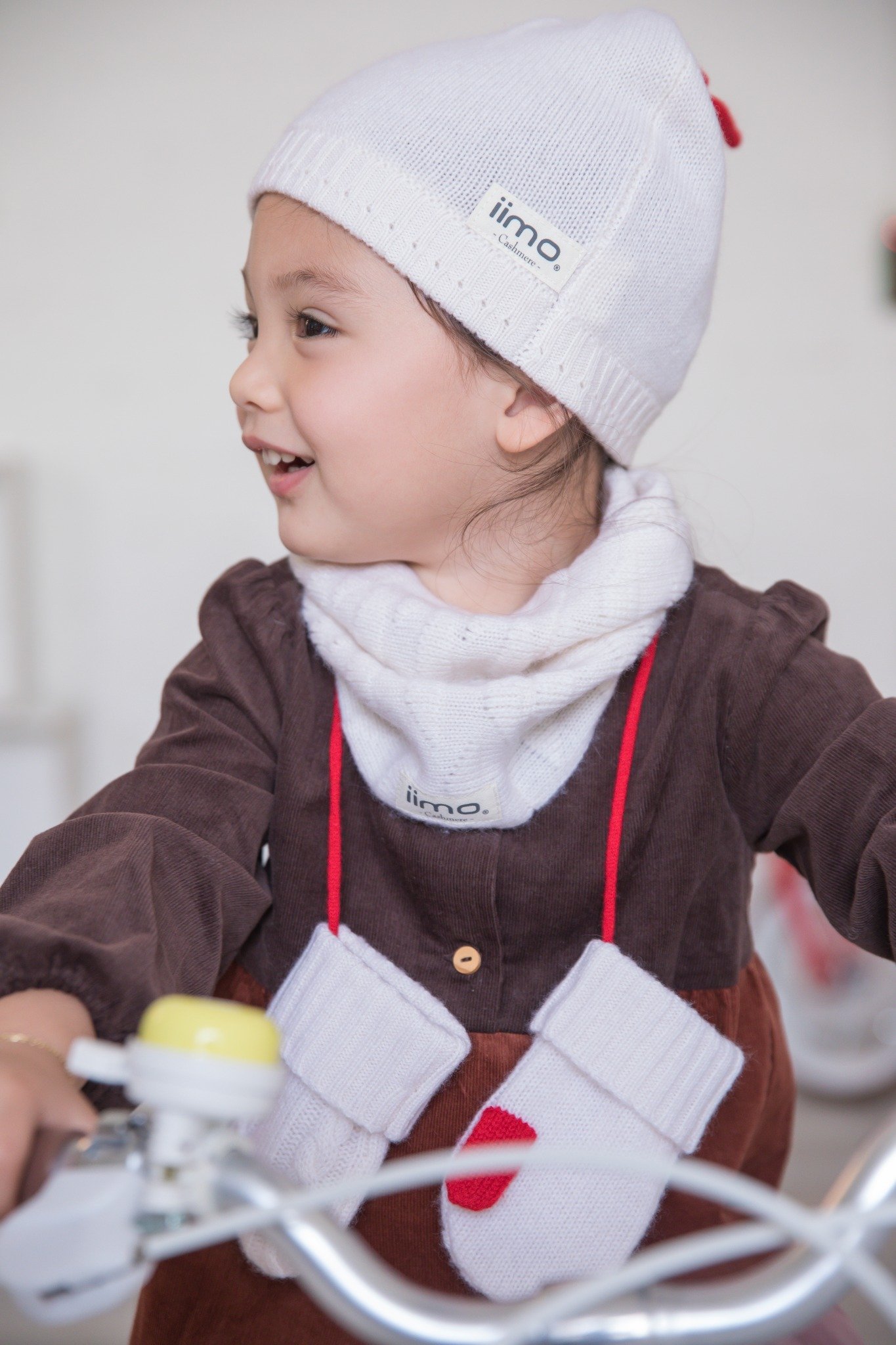 iimo Cashmere Collection featuring a scarf, hat, and gloves in soft 100% cashmere, perfect for toddlers.