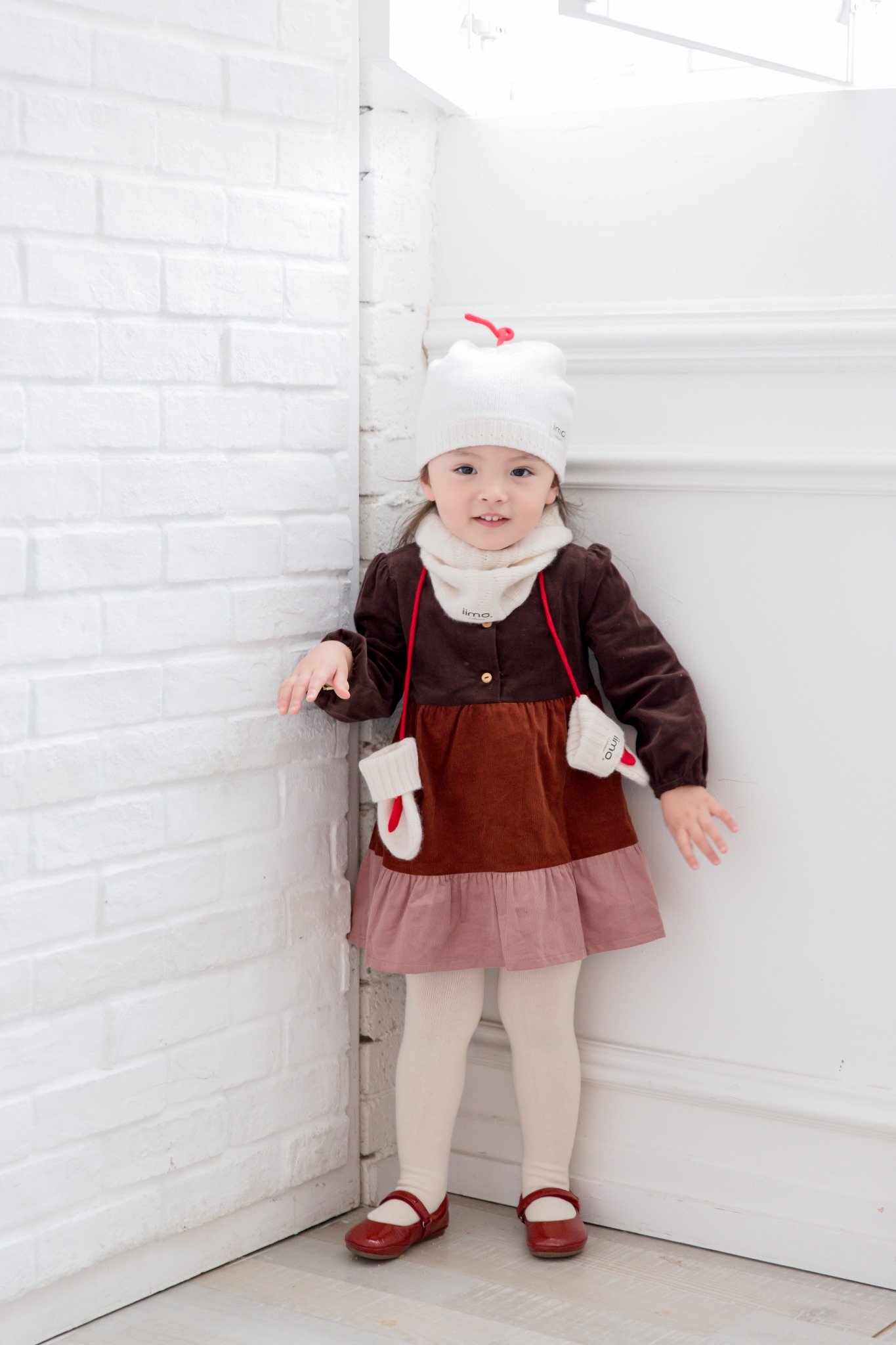 iimo Cashmere Collection featuring a scarf, hat, and gloves in soft 100% cashmere, perfect for toddlers.