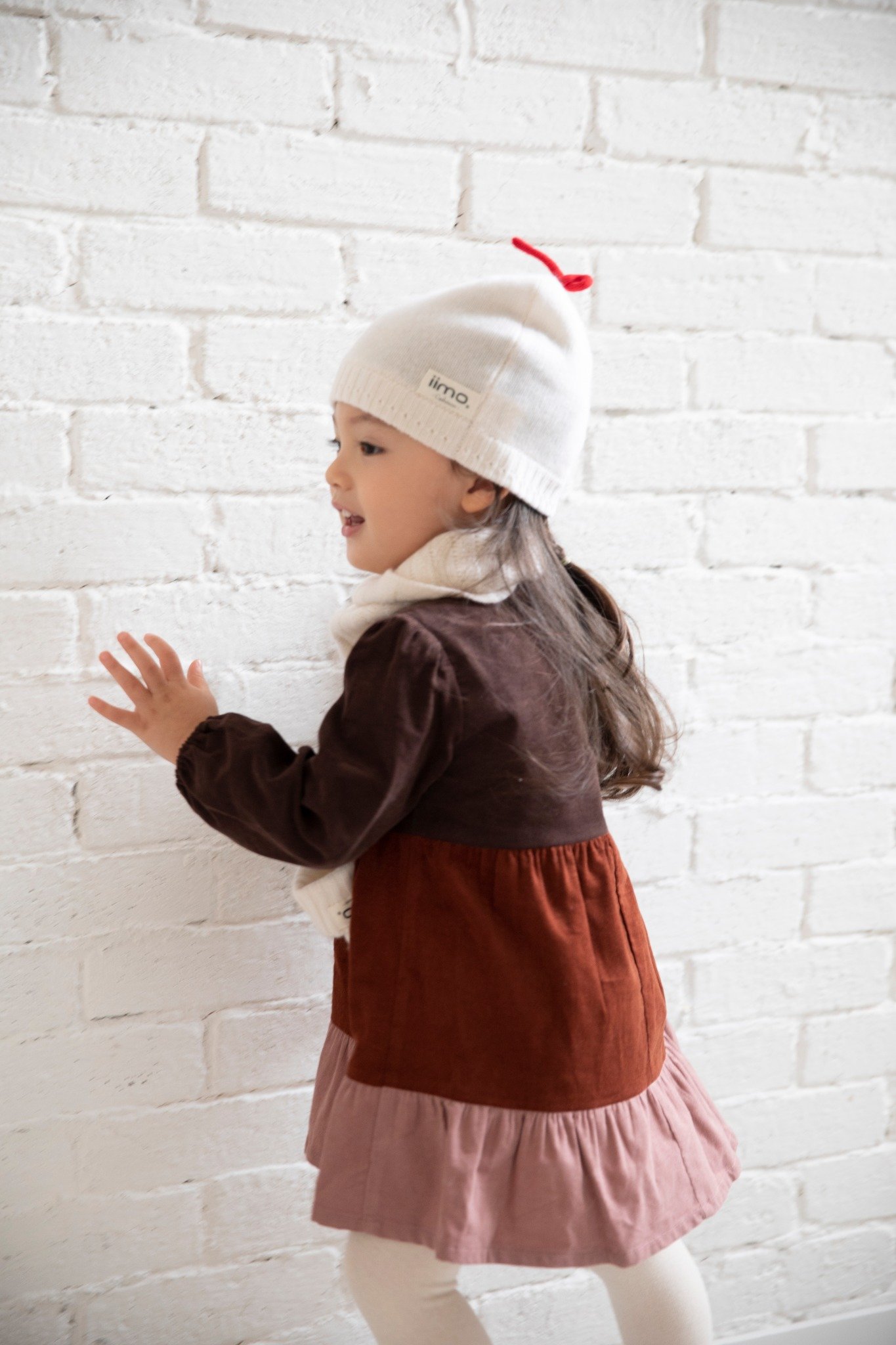 iimo Cashmere Collection featuring a scarf, hat, and gloves in soft 100% cashmere, perfect for toddlers.