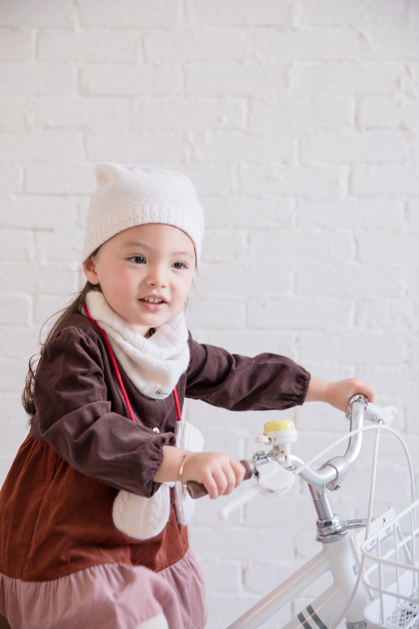 iimo Cashmere Collection featuring a scarf, hat, and gloves in soft 100% cashmere, perfect for toddlers.