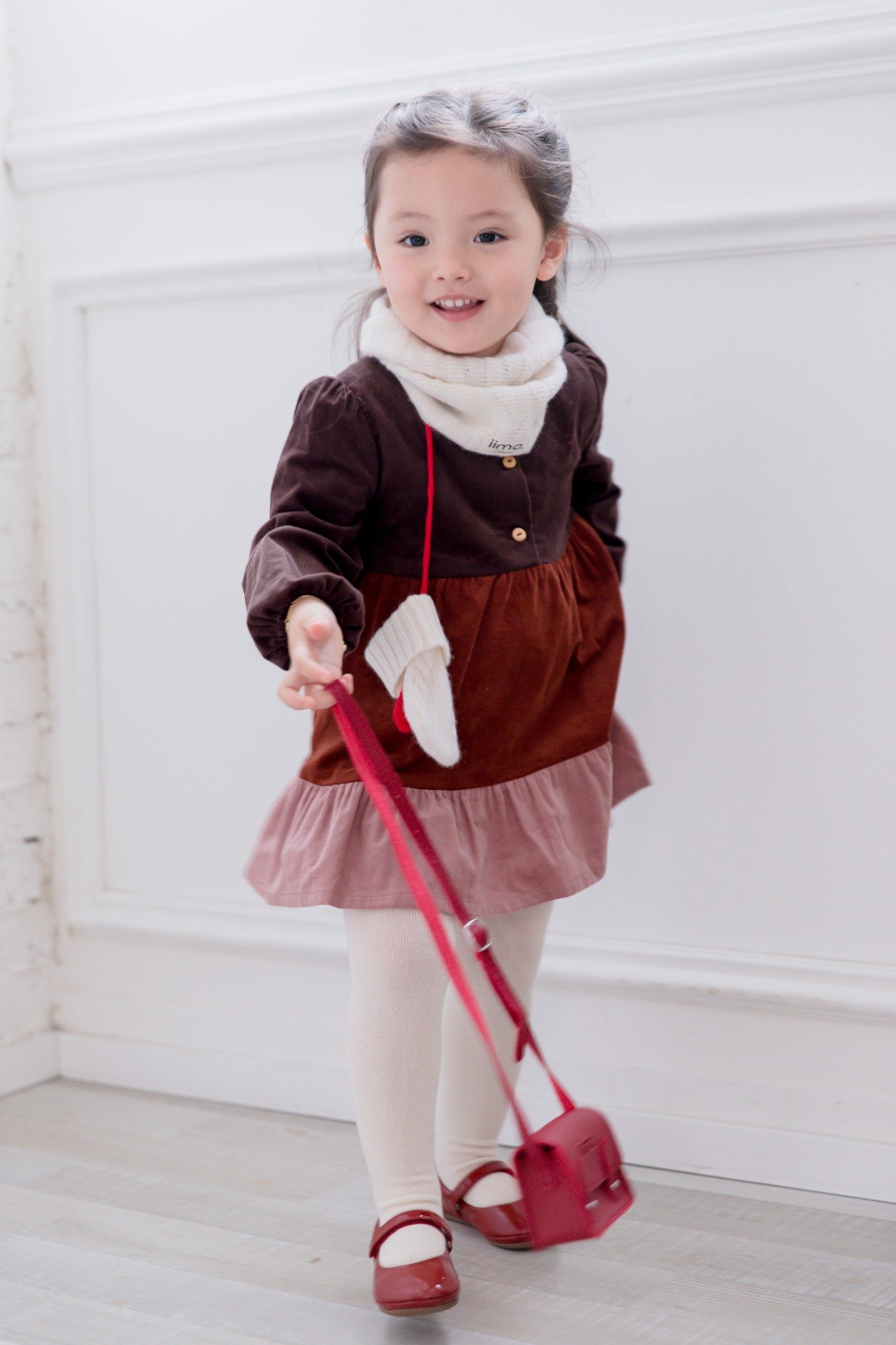 iimo Cashmere Collection featuring a scarf, hat, and gloves in soft 100% cashmere, perfect for toddlers.