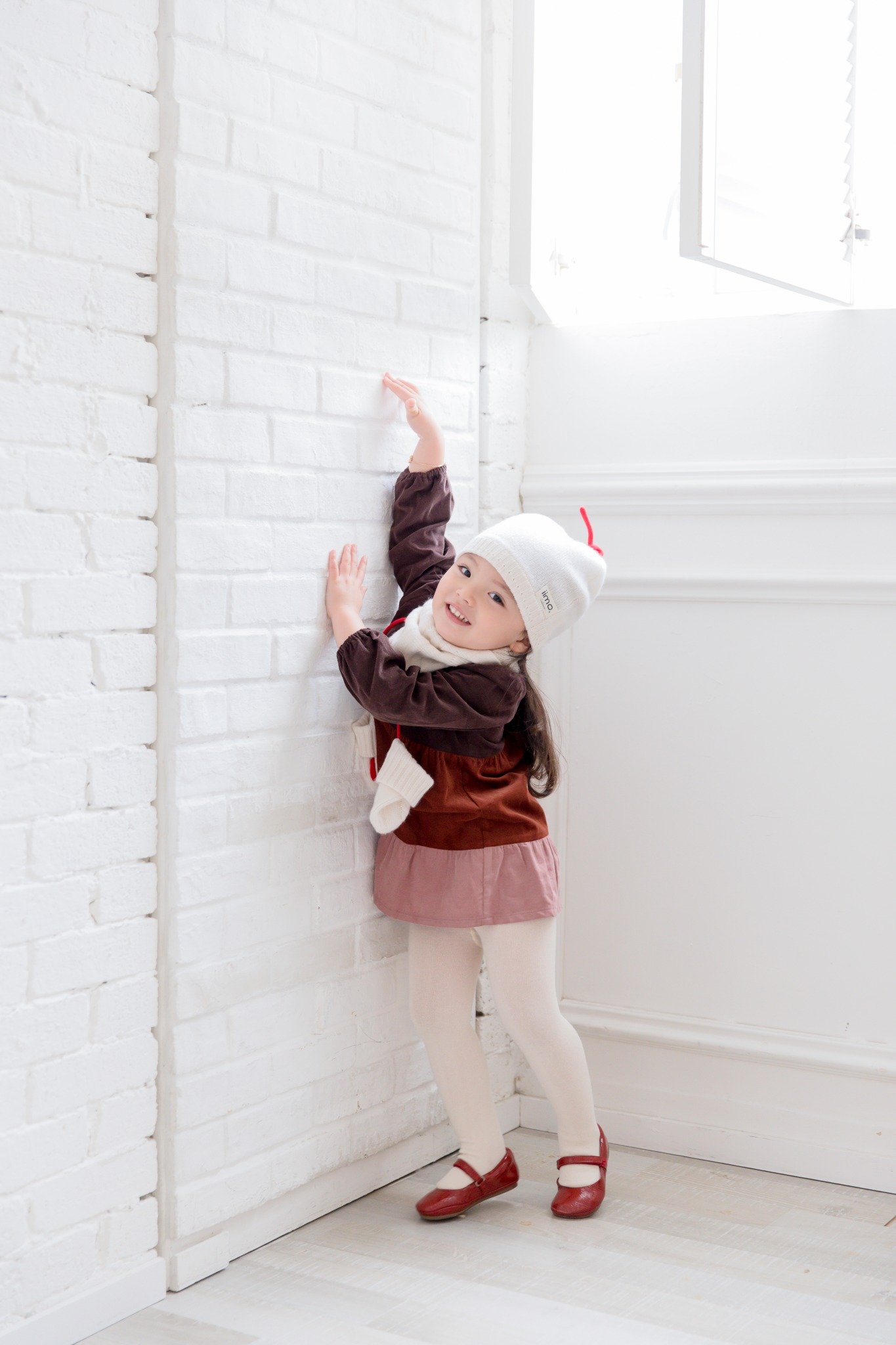 iimo Cashmere Collection featuring a scarf, hat, and gloves in soft 100% cashmere, perfect for toddlers.