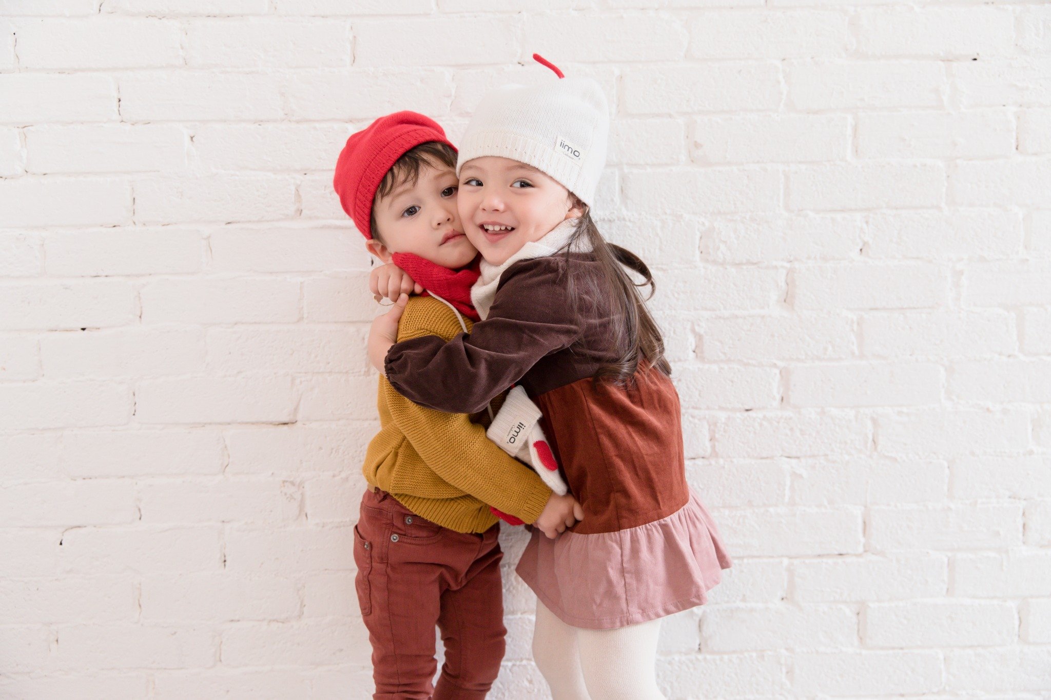 iimo Cashmere Collection featuring a scarf, hat, and gloves in soft 100% cashmere, perfect for toddlers.