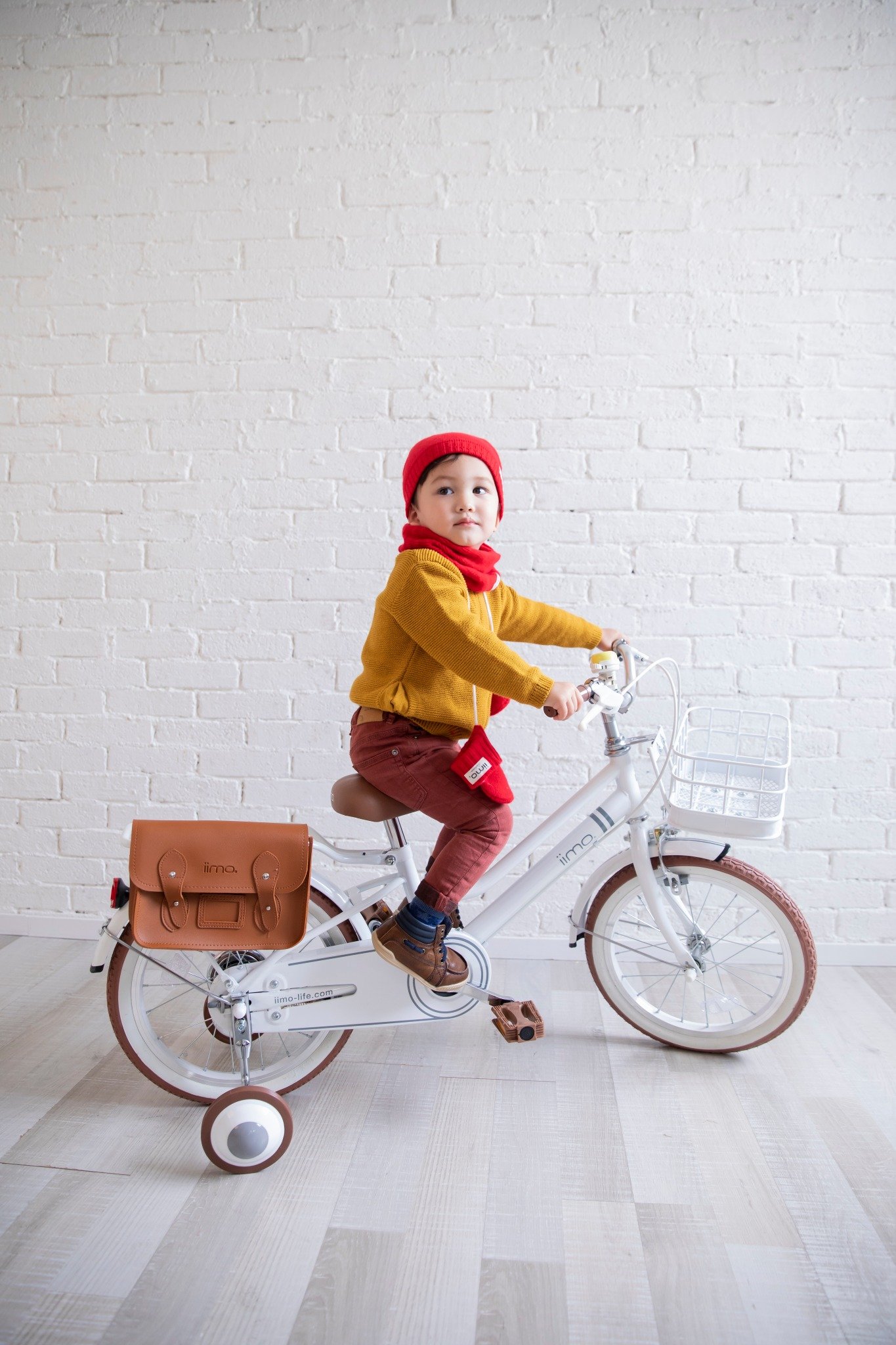 iimo Cashmere Collection featuring a scarf, hat, and gloves in soft 100% cashmere, perfect for toddlers.