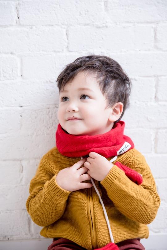 iimo Cashmere Collection featuring a scarf, hat, and gloves in soft 100% cashmere, perfect for toddlers.