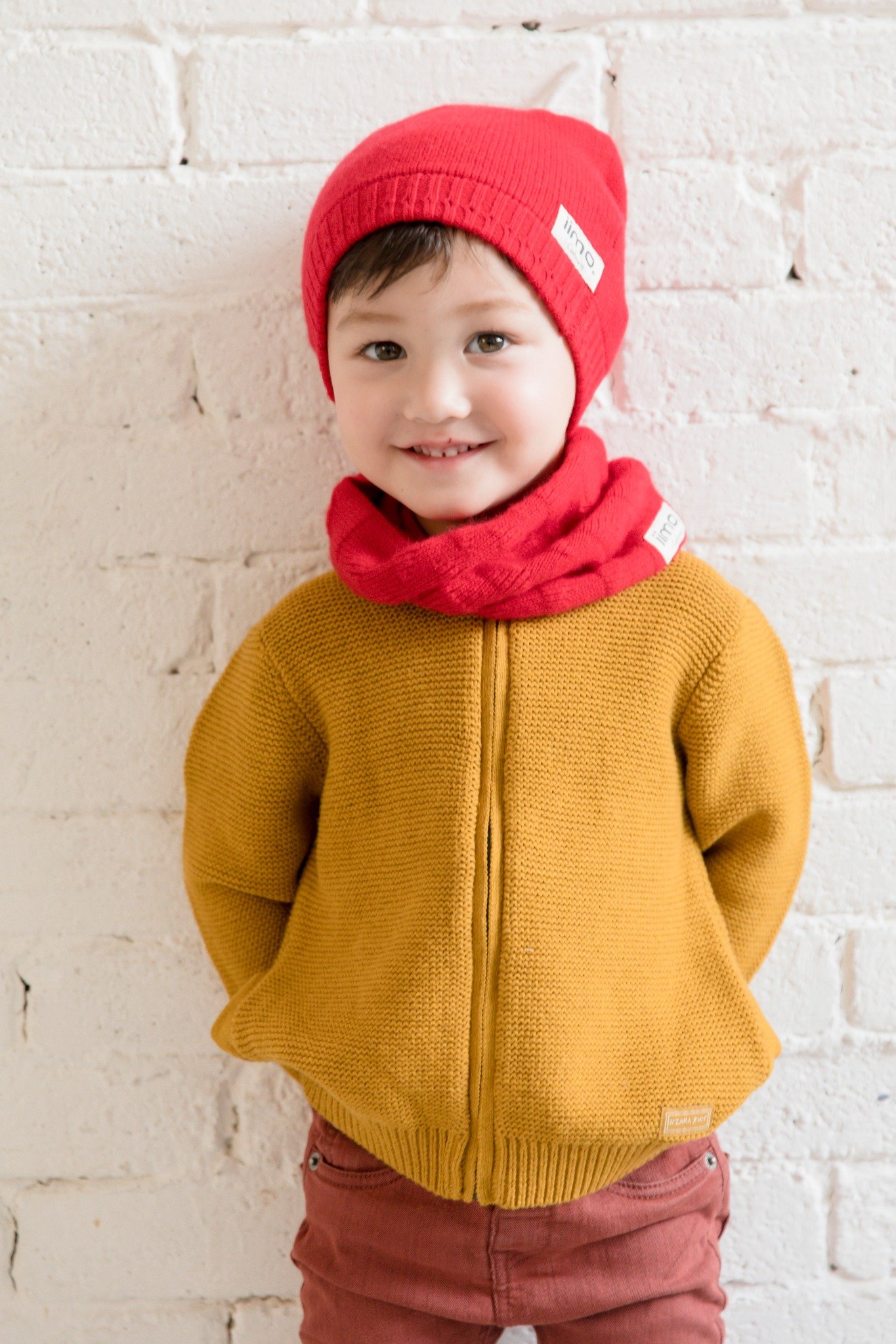 iimo Cashmere Collection featuring a scarf, hat, and gloves in soft 100% cashmere, perfect for toddlers.