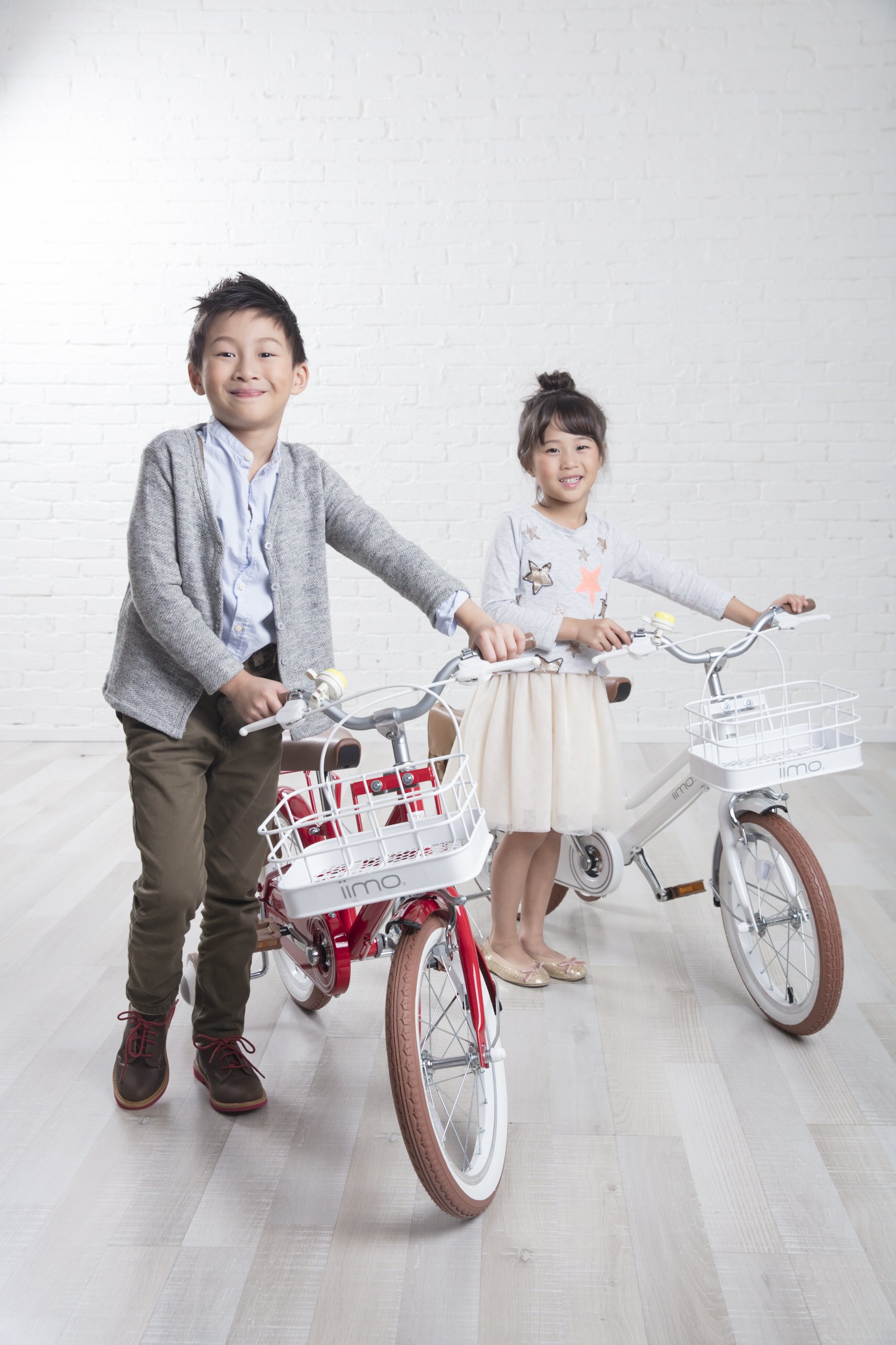 iimo Kid's Bicycle in Eternity Red with detachable basket and stylish bag, designed for children aged 3-6.