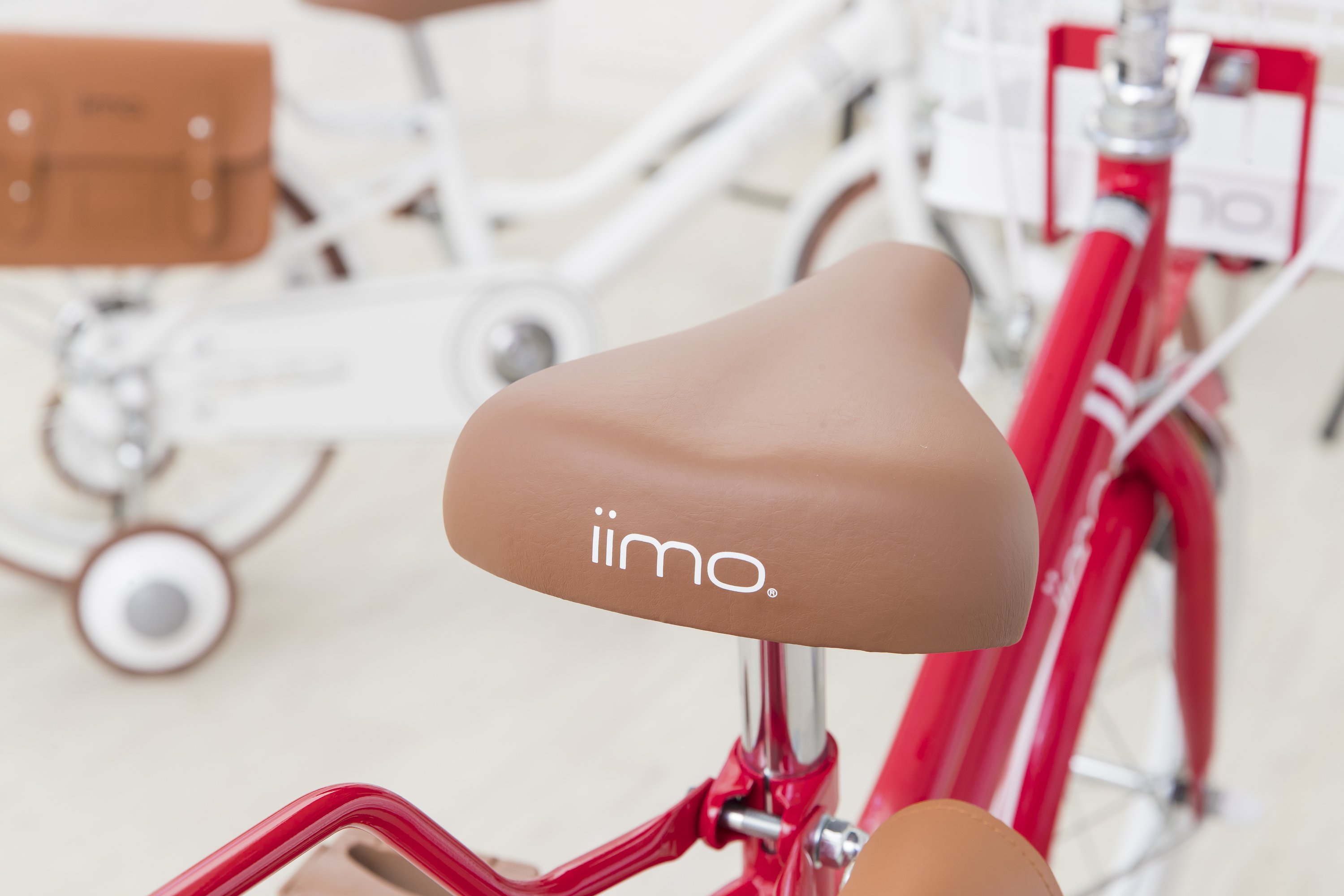 iimo Kid's Bicycle in Eternity Red with detachable basket and stylish bag, designed for children aged 3-6.