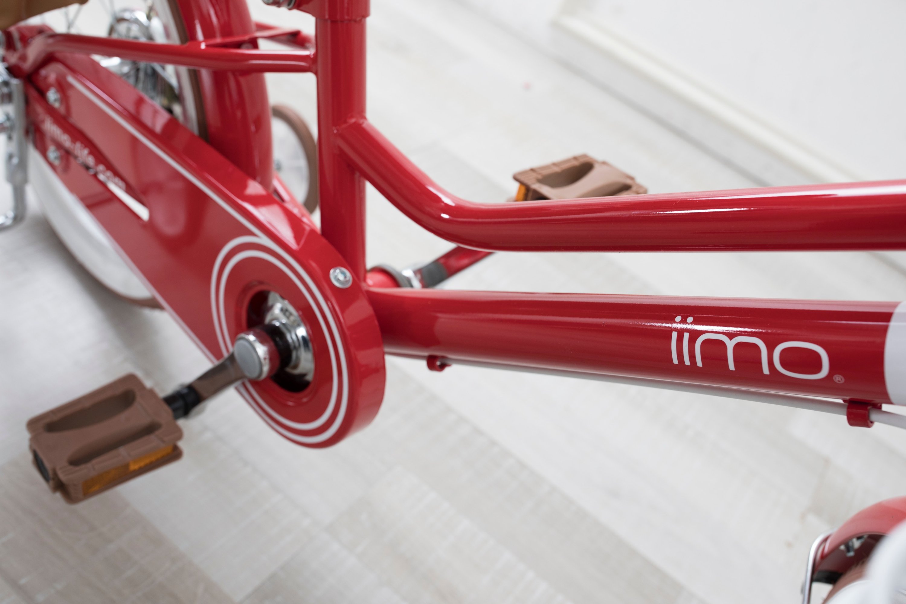 iimo Kid's Bicycle in Eternity Red with detachable basket and stylish bag, designed for children aged 3-6.