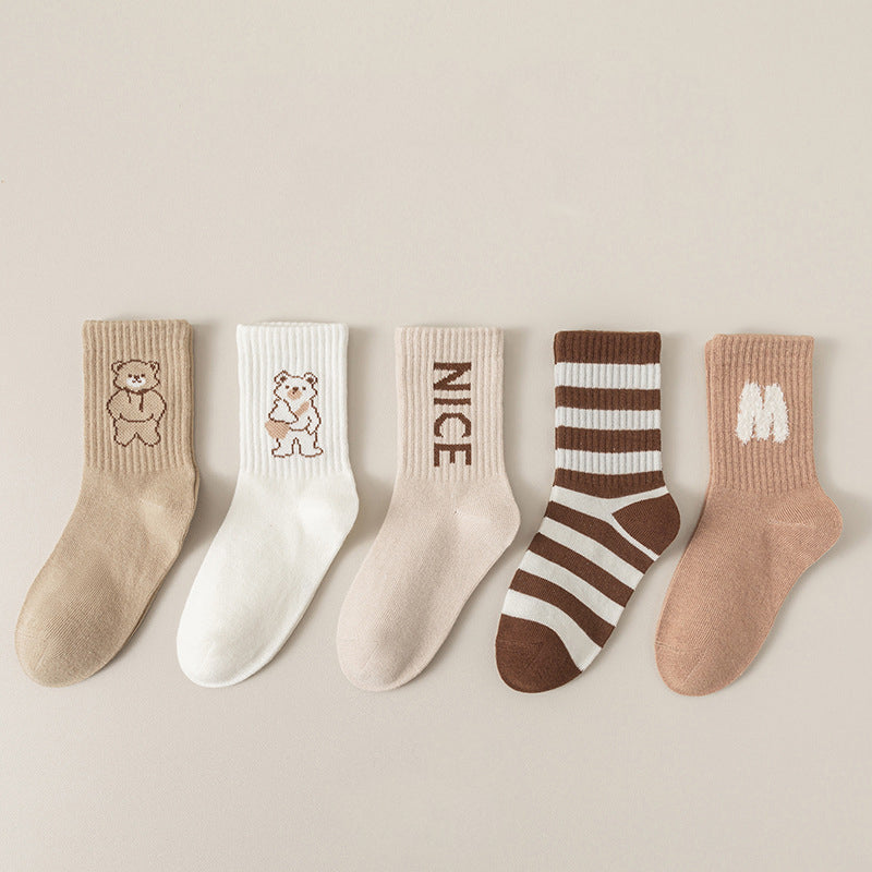 Kids unisex brown bear cartoon pattern socks in various sizes, showcasing a playful design suitable for boys and girls.