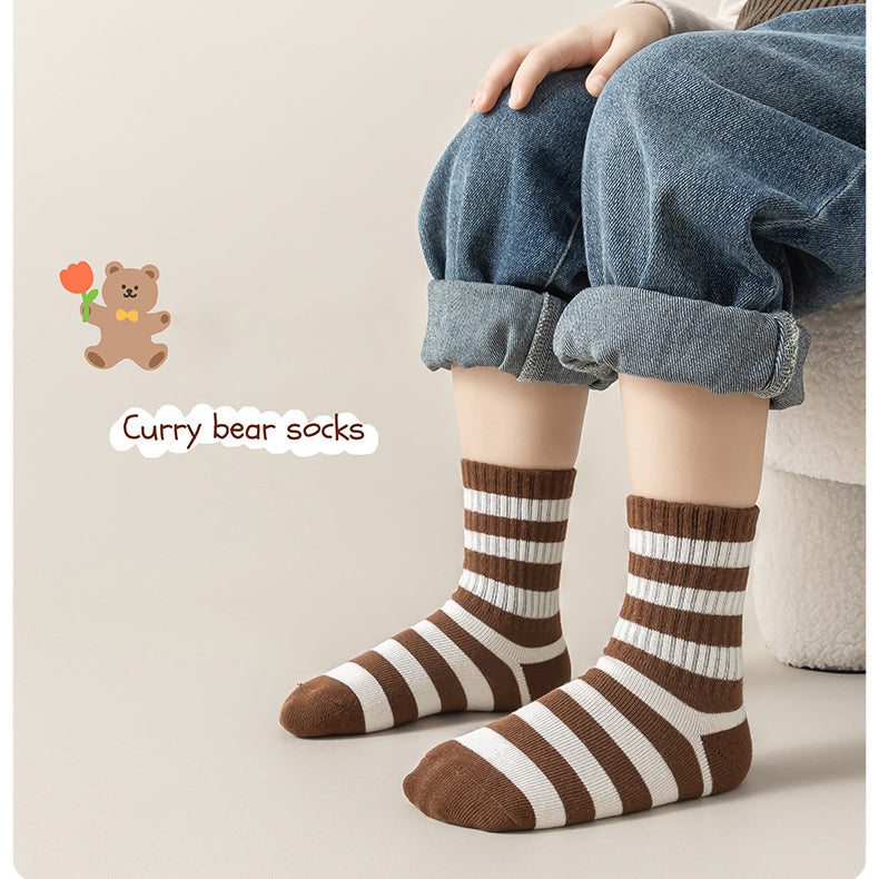 Kids unisex brown bear cartoon pattern socks in various sizes, showcasing a playful design suitable for boys and girls.