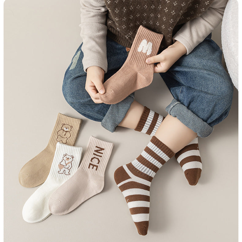 Kids unisex brown bear cartoon pattern socks in various sizes, showcasing a playful design suitable for boys and girls.