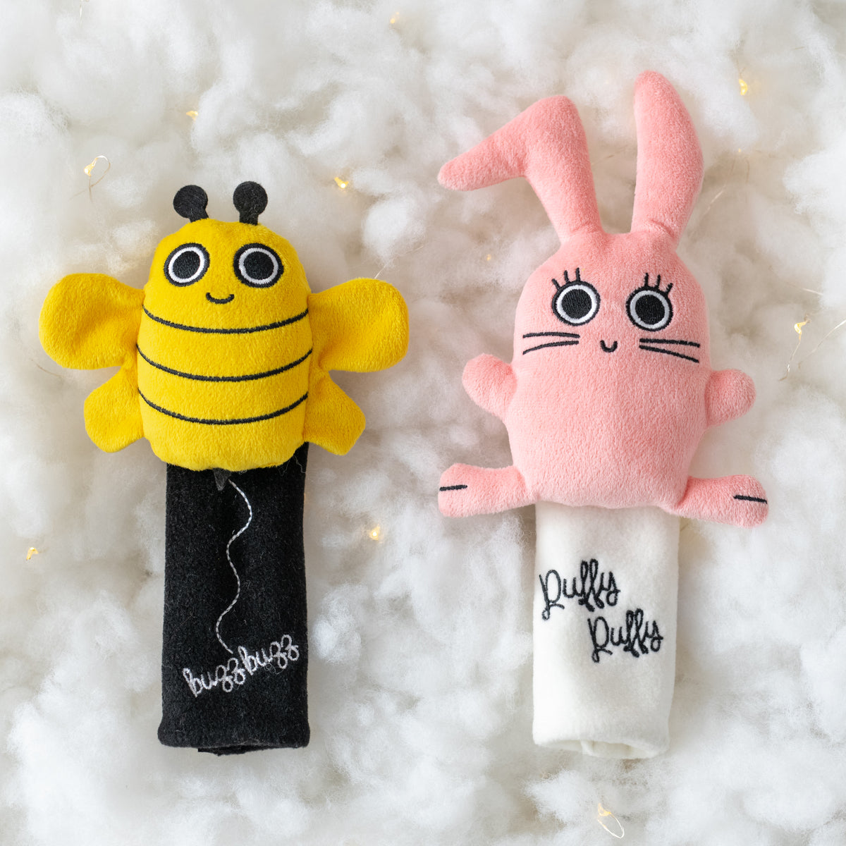 Milk&Moo Buzzy Bee Auto Gurtpolster für Kinder in gelb mit fröhlichem Buzzy Bee Design, aus weichem Velboa Stoff.