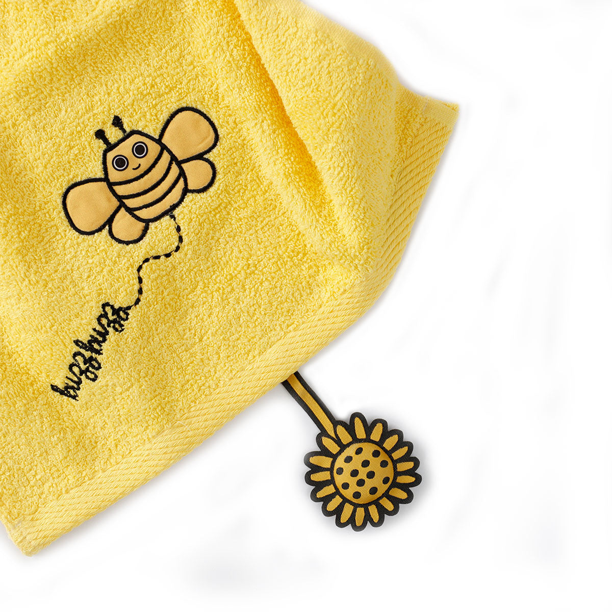 Milk&Moo Buzzy Bee Kinder Handtuch Set in leuchtendem Gelb mit niedlicher Buzzy Bee Stickerei, ideal für Babys.